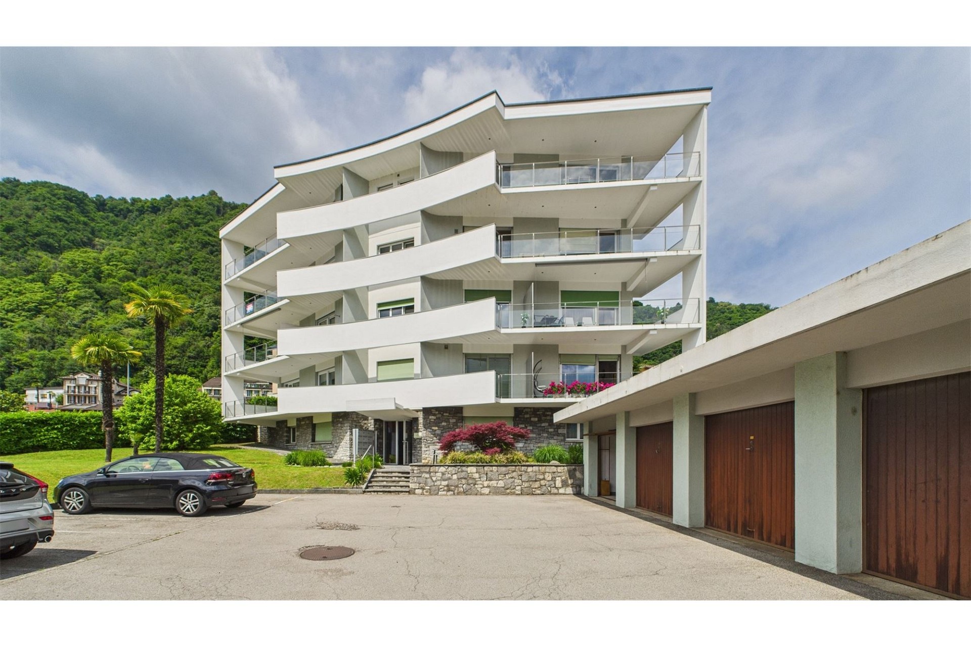 Modernes Wohngebäude mit Bergkulisse