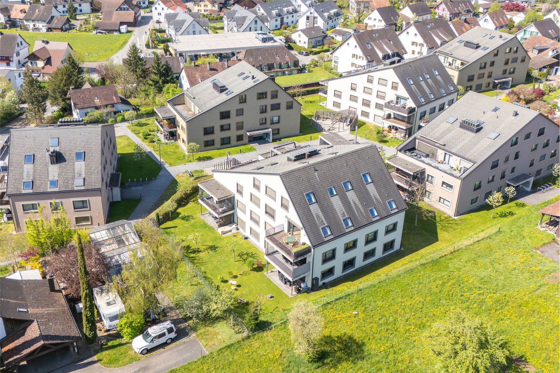 Luftaufnahme einer Wohnsiedlung mit Mehrfamilienhäusern