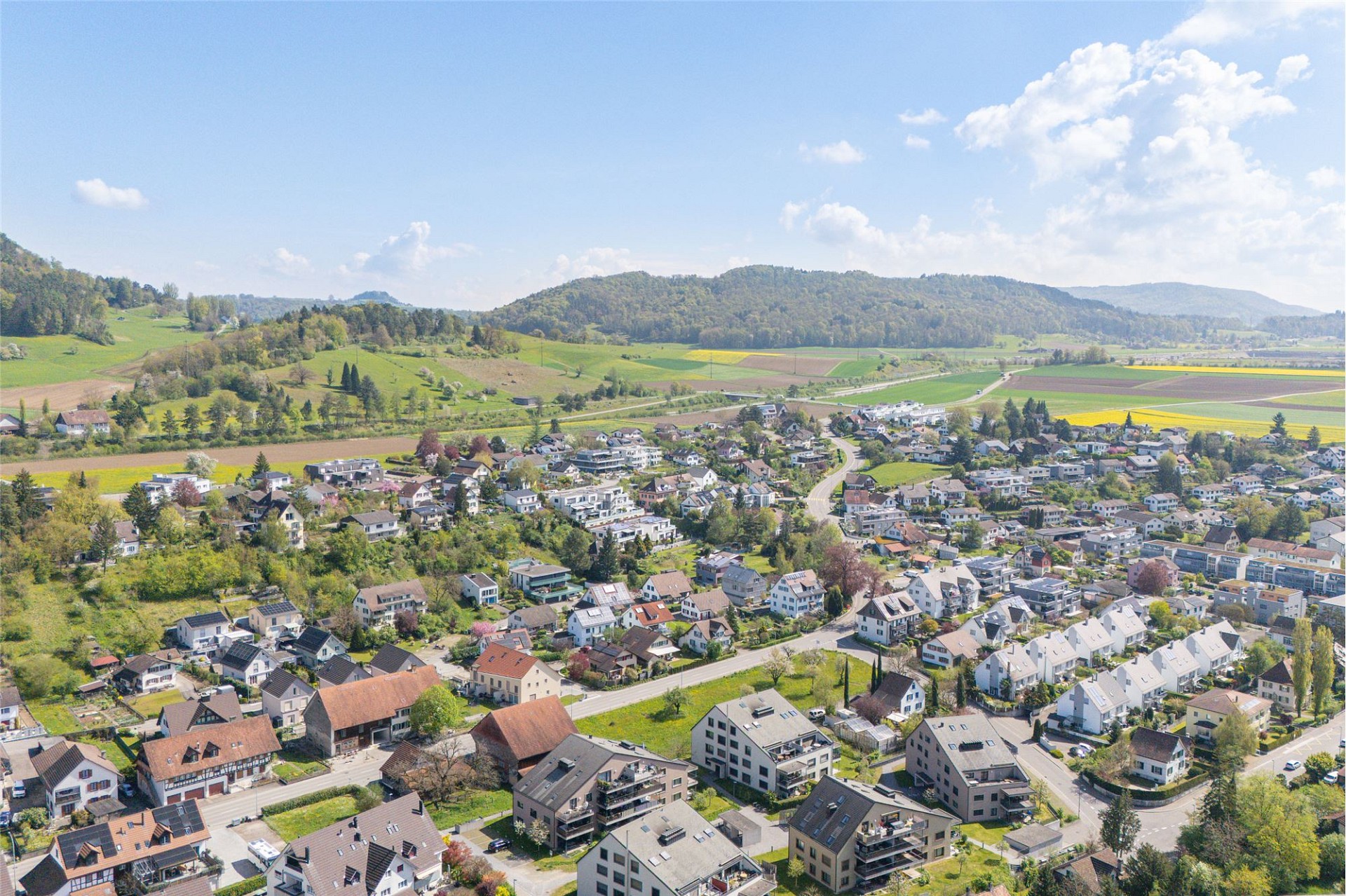 Luftaufnahme eines Wohnortes im Grünen