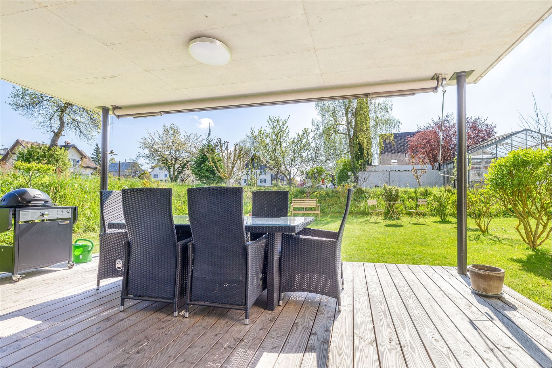 Überdachte Terrasse mit Gartenblick