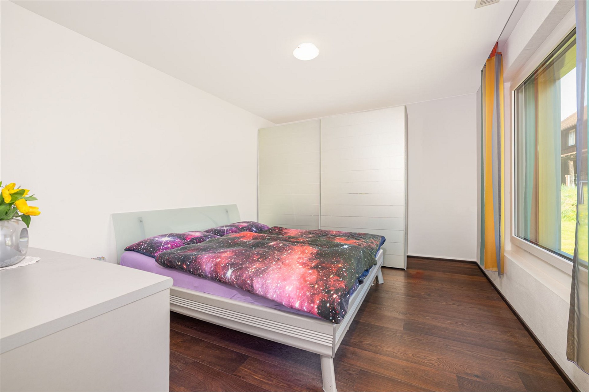 Schlichtes Schlafzimmer mit Doppelbett