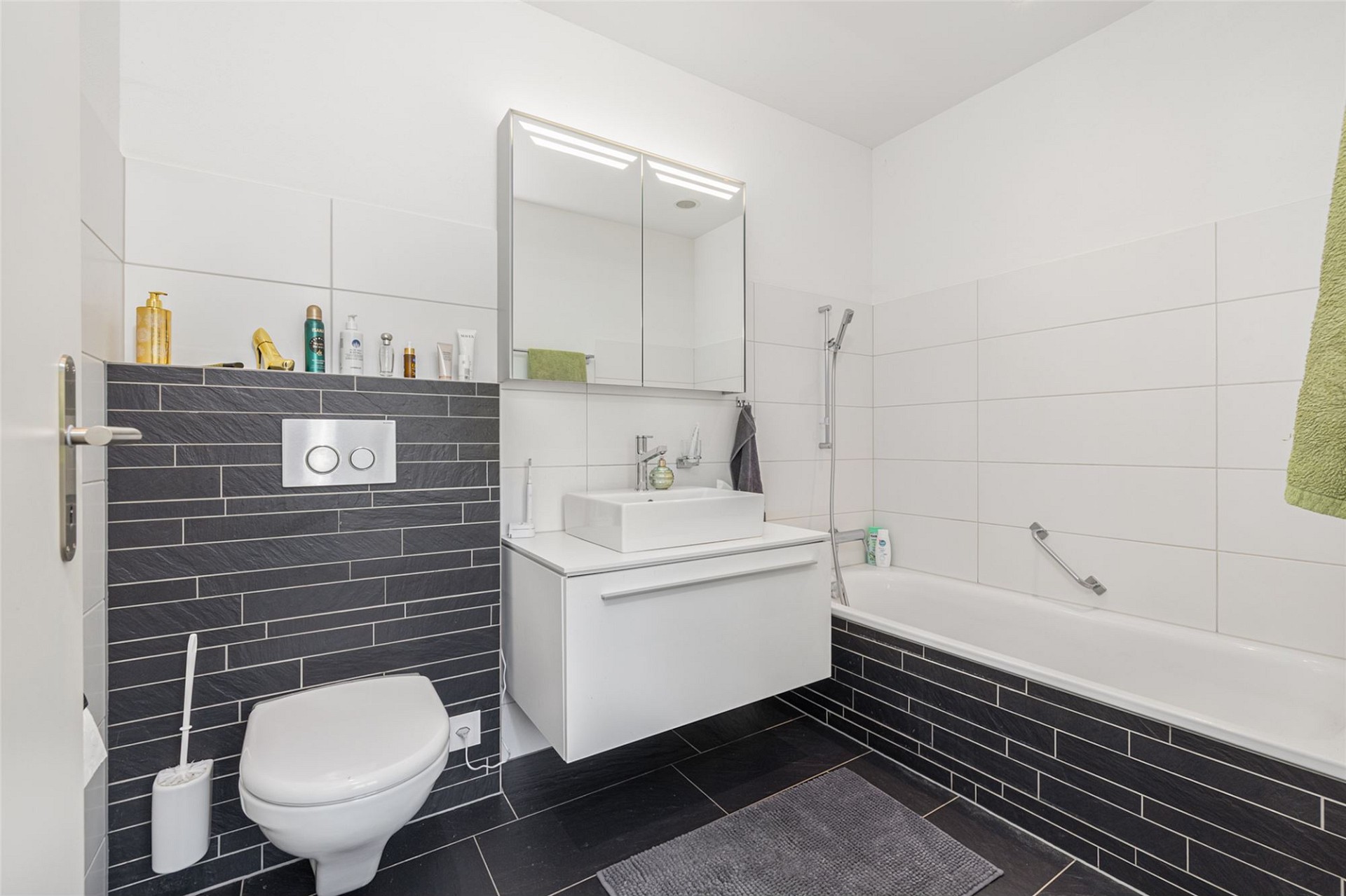 Modernes Badezimmer mit Wanne und WC