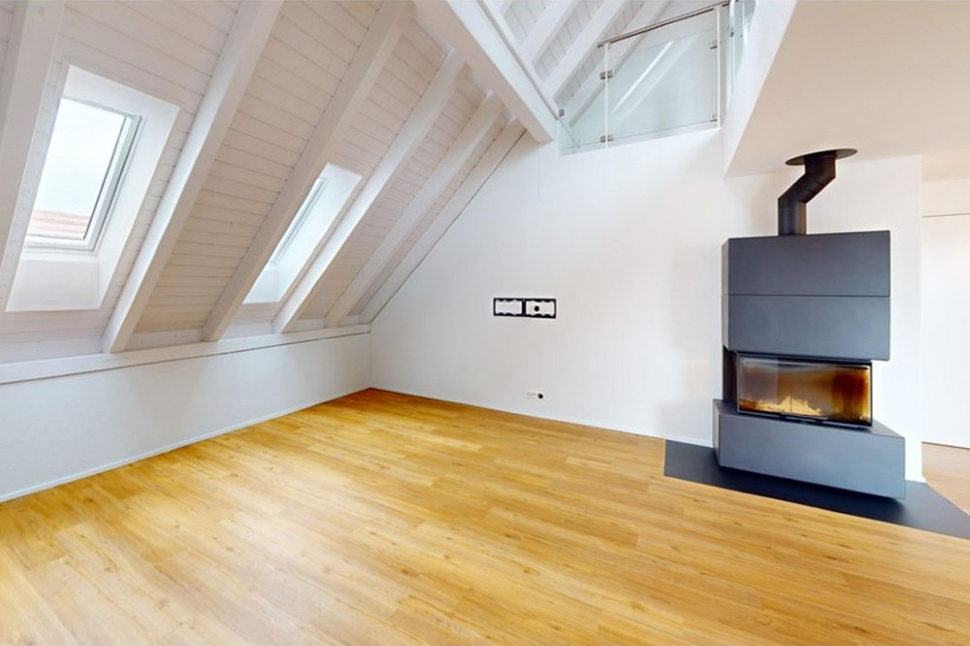 Heller Dachraum mit Kamin