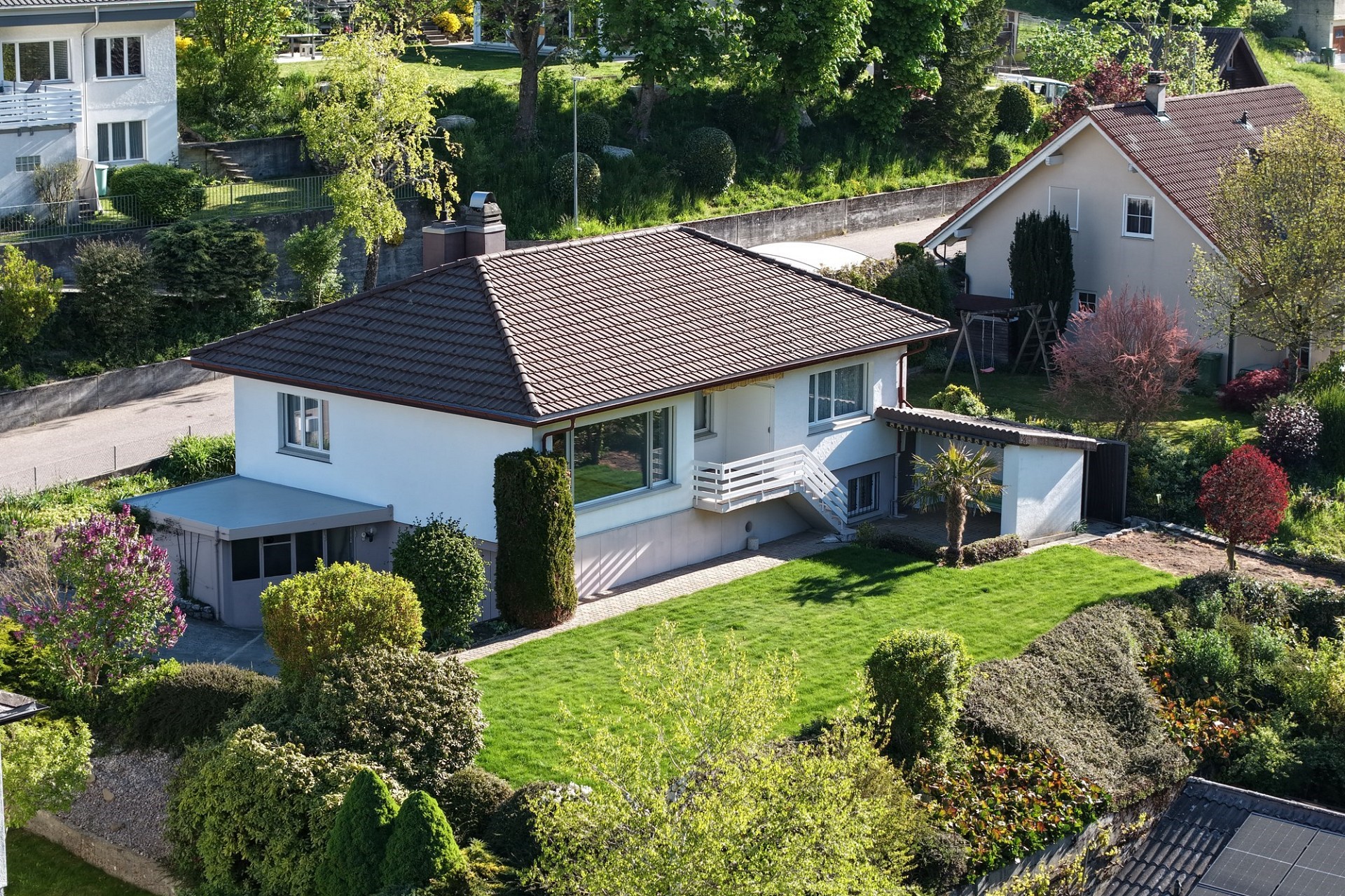 Häuser mit gepflegtem Garten