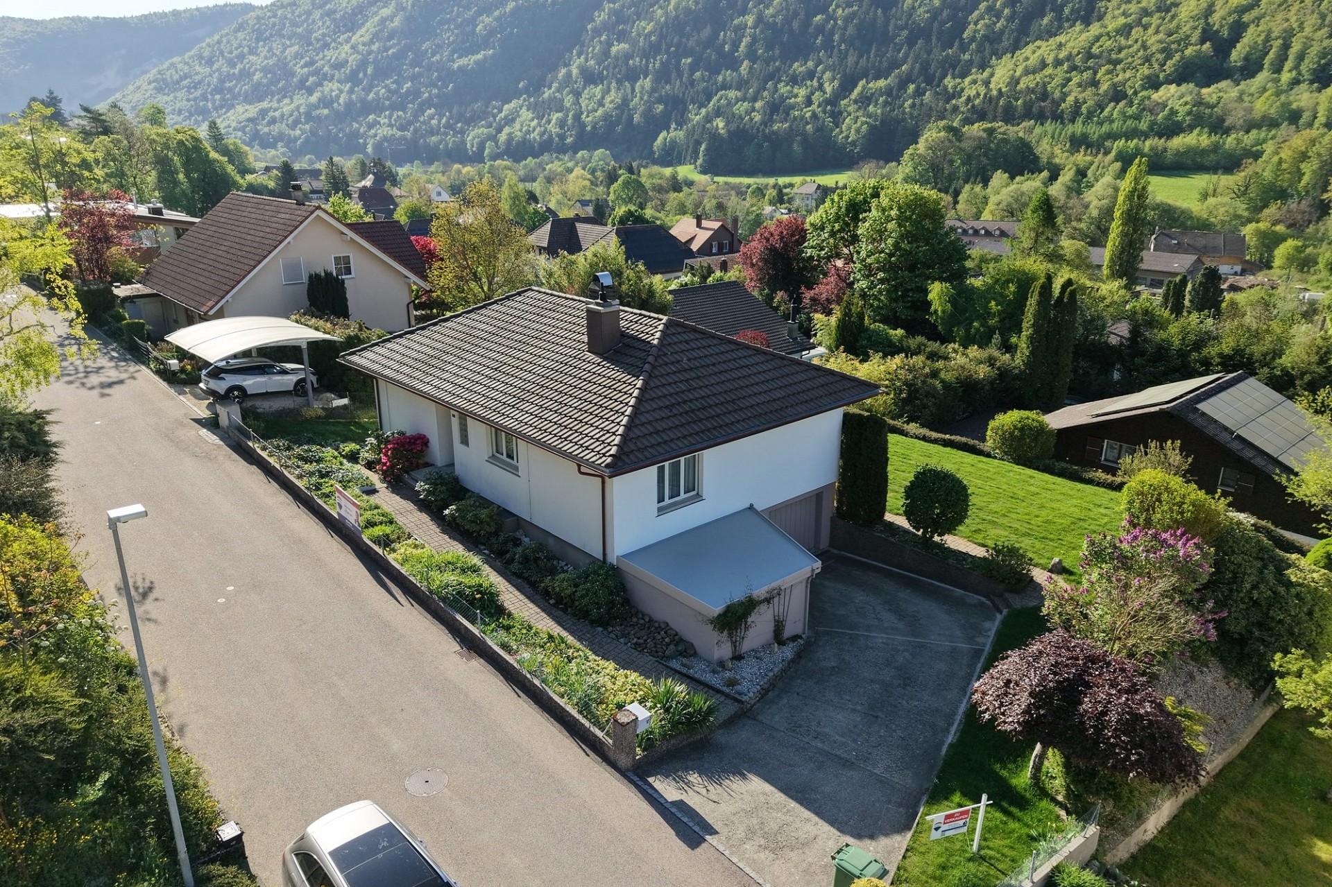Luftaufnahme eines Wohnhauses in grüner Hanglage