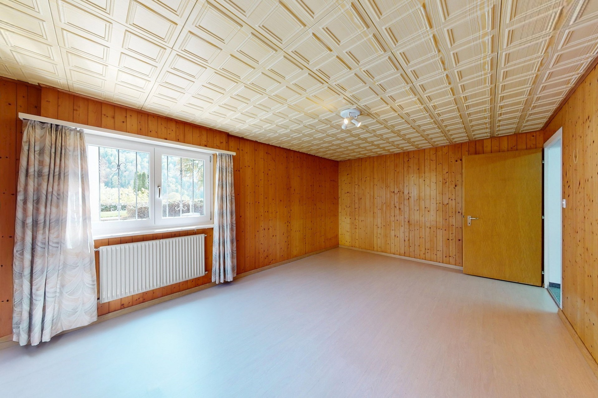 Leeres Zimmer mit Holzvertäfelung