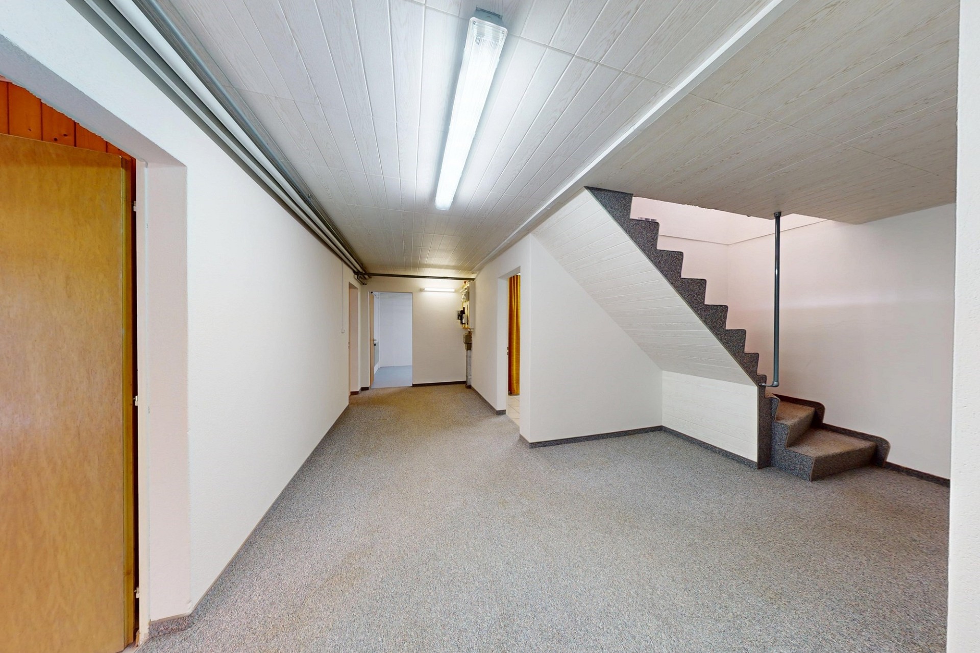 Kellerflur mit Treppe