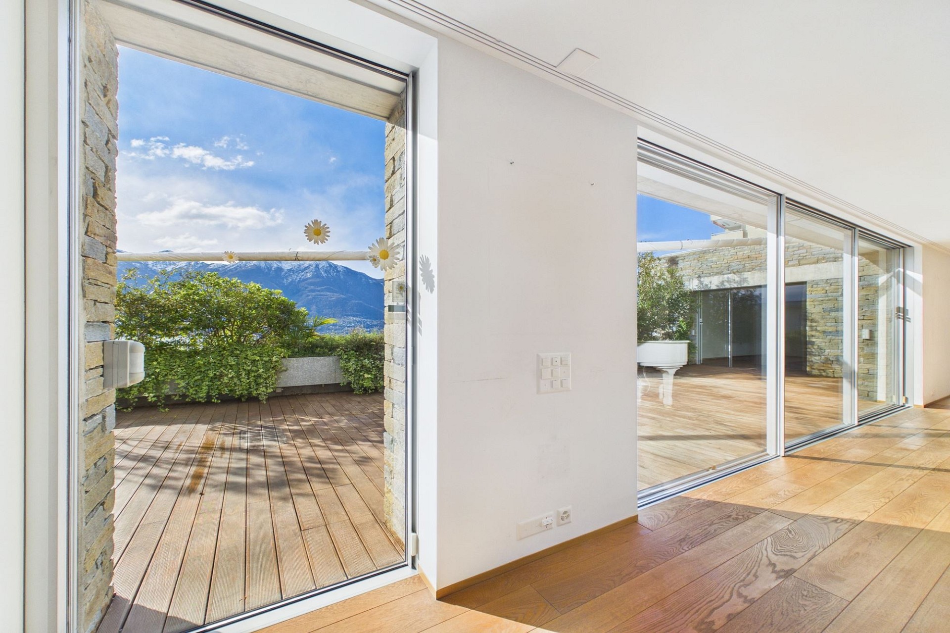 Lichtdurchfluteter Wohnraum mit Terrasse und Bergblick