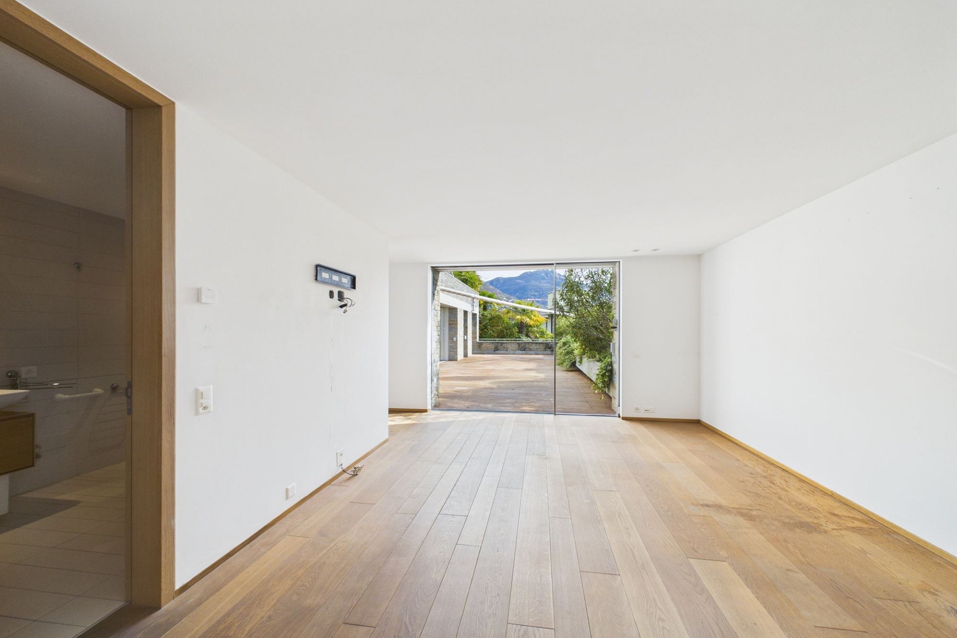 Heller Wohnraum mit Blick ins Freie