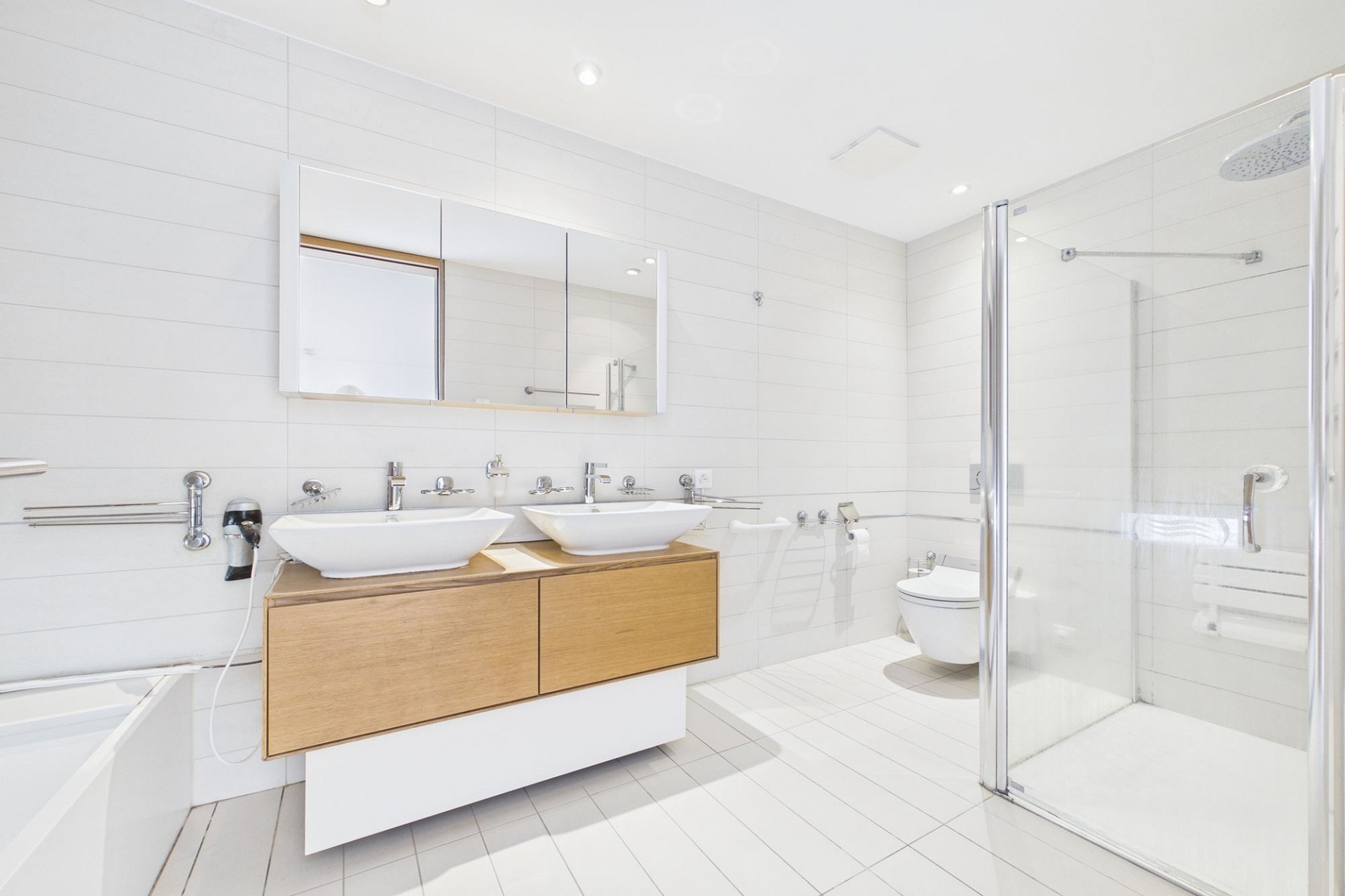 Helles modernes Badezimmer mit Doppelwaschbecken und Dusche