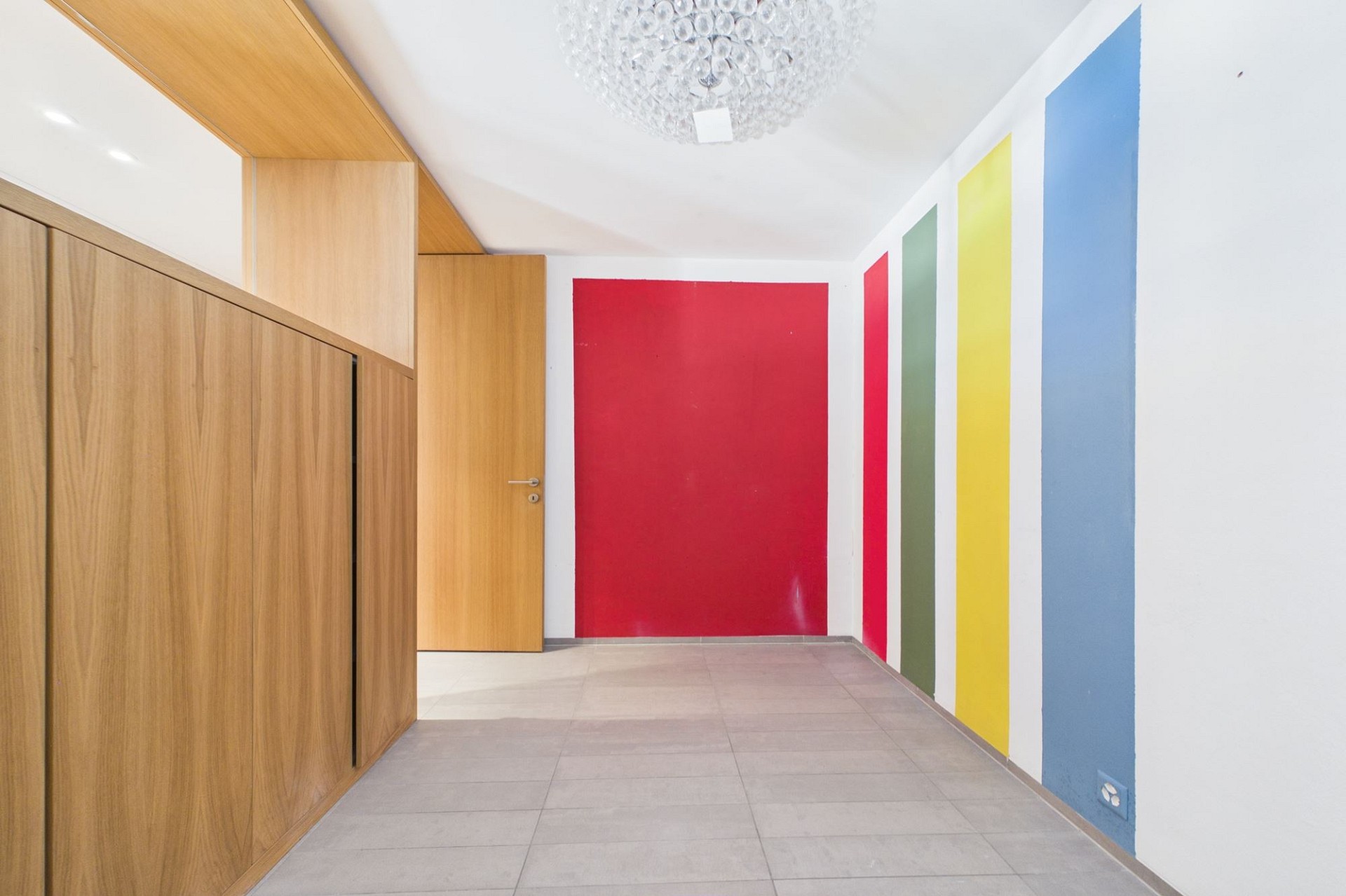 Bunter Innenraum mit Einbauschrank