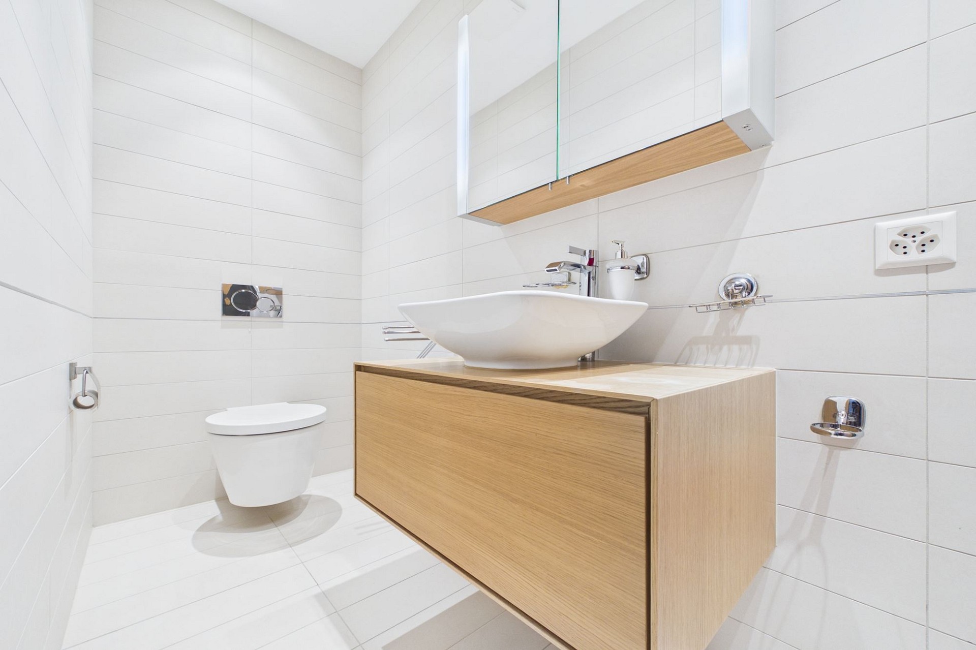 Modernes Gäste-WC mit Holzwaschtisch