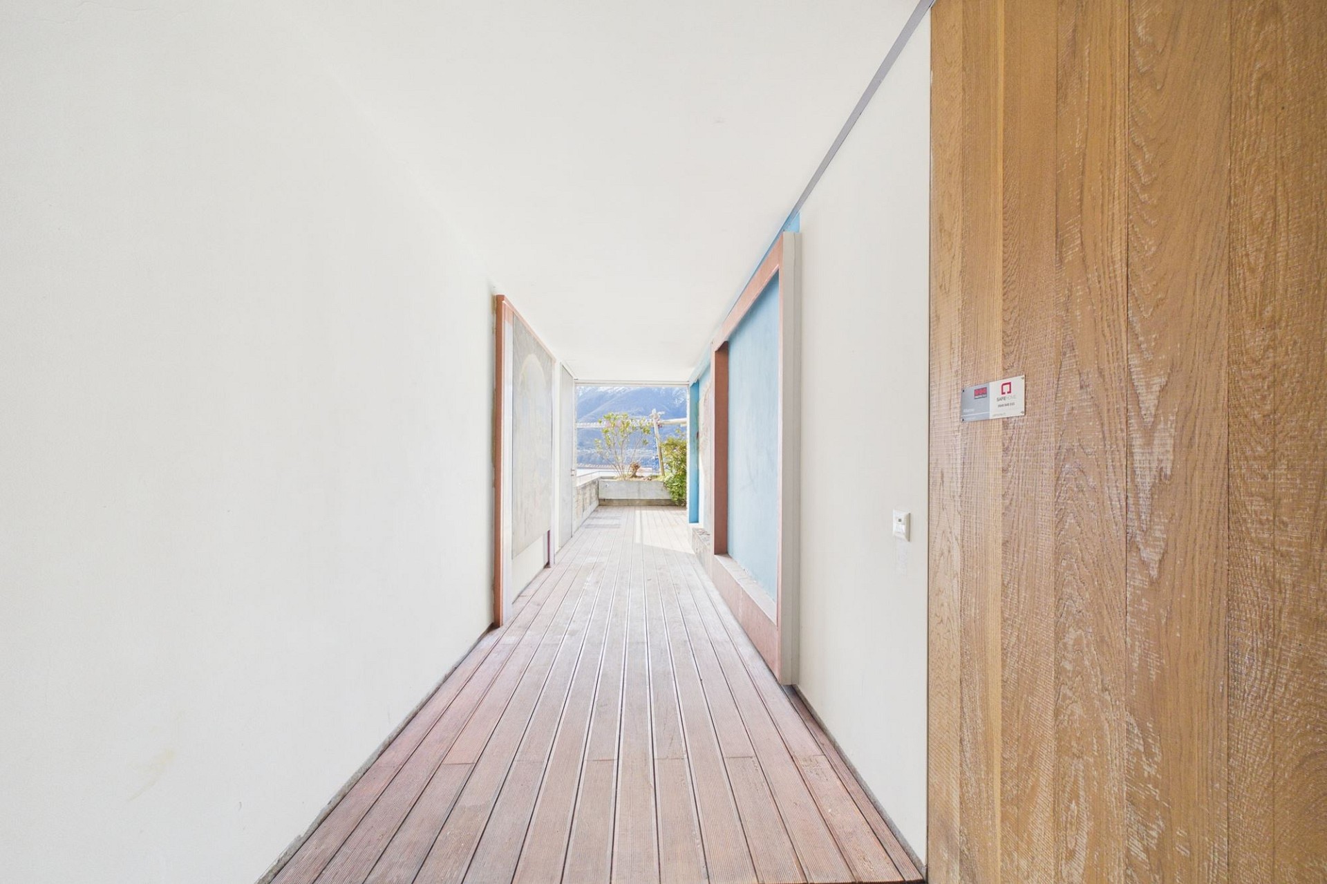 Heller, schmaler Flur mit Blick ins Freie