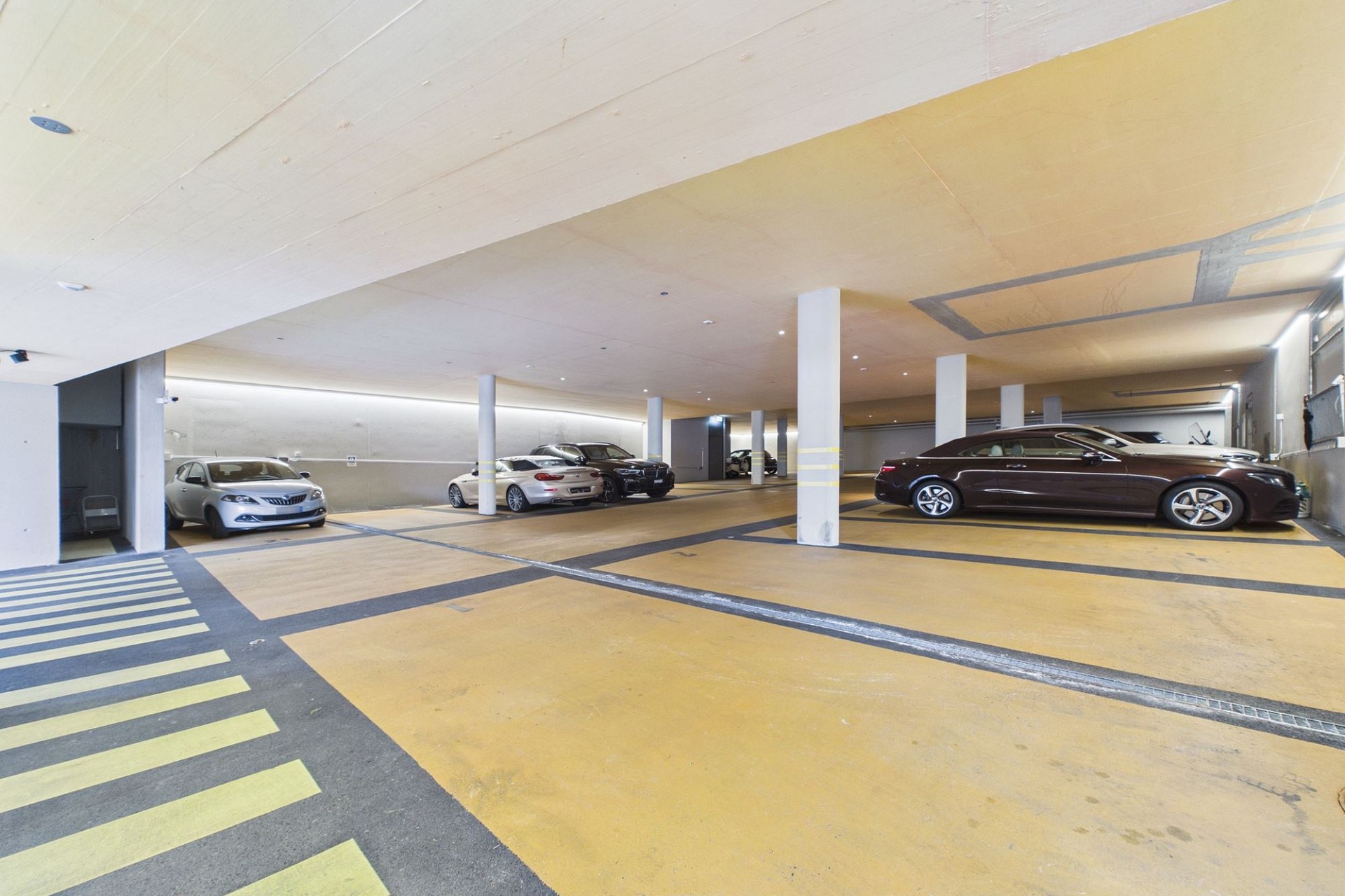 Tiefgarage mit mehreren geparkten Fahrzeugen