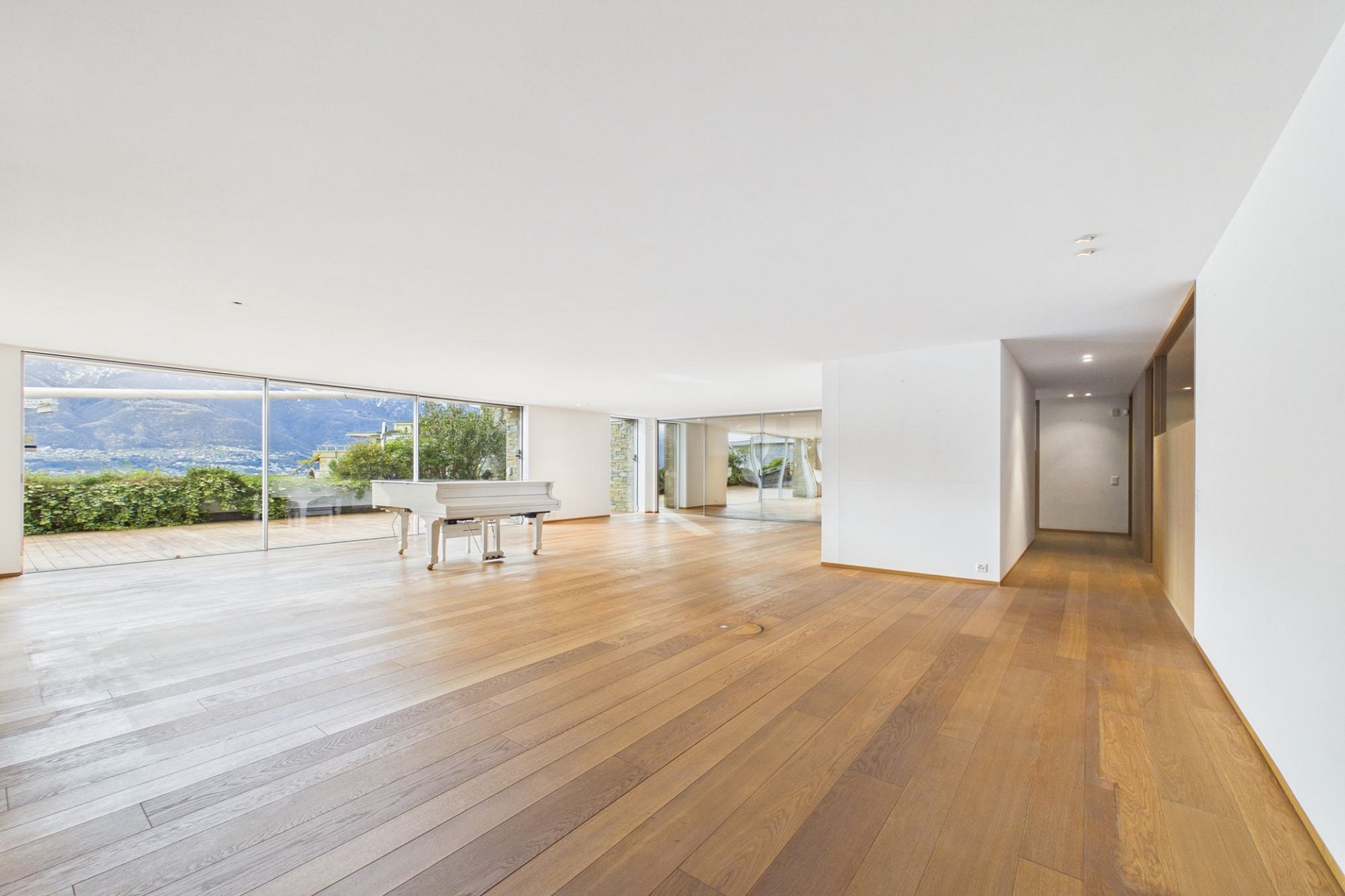 Offener Wohnraum mit Panorama-Glasfront