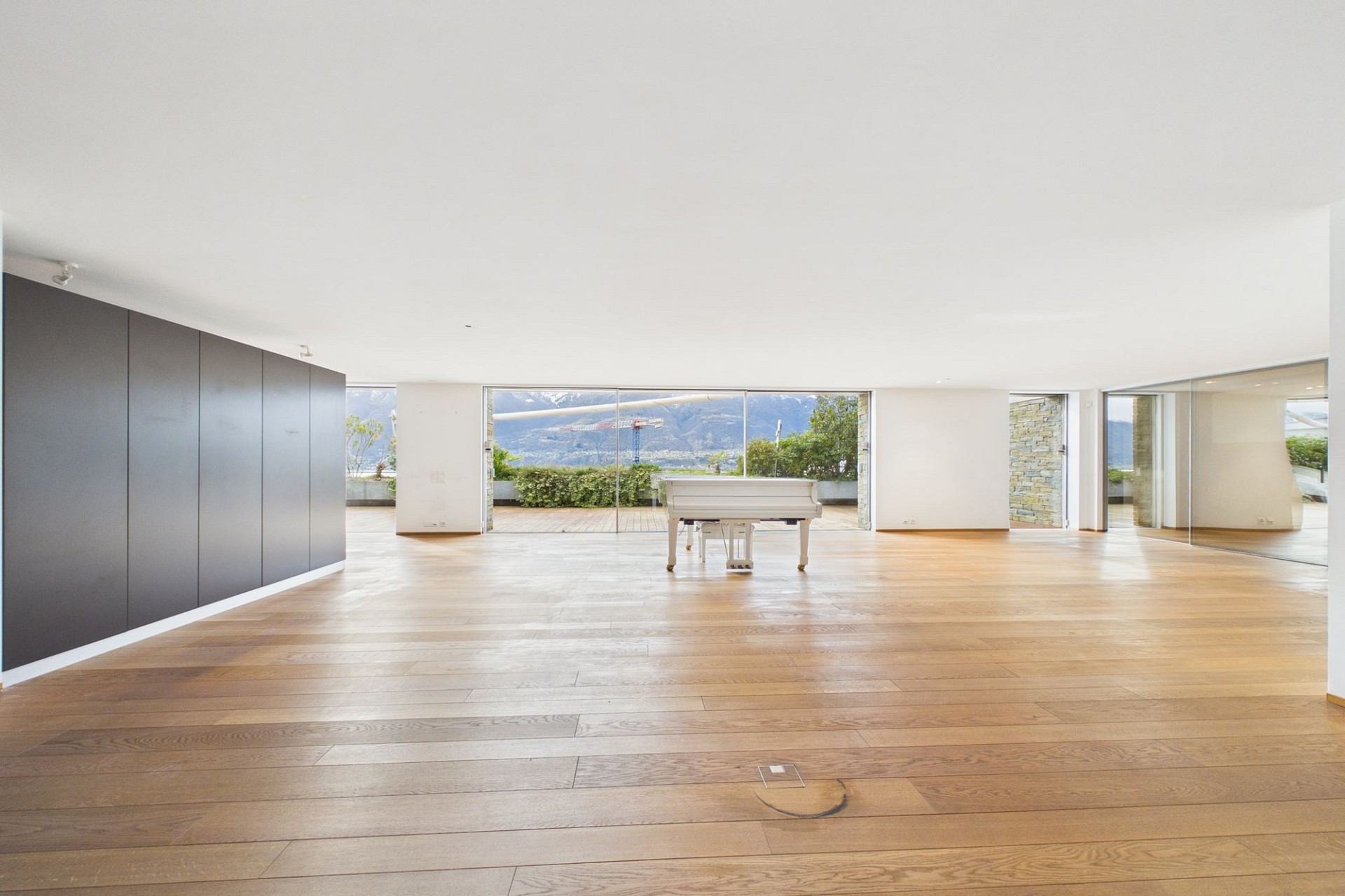Großer, moderner Wohnraum mit Panoramablick