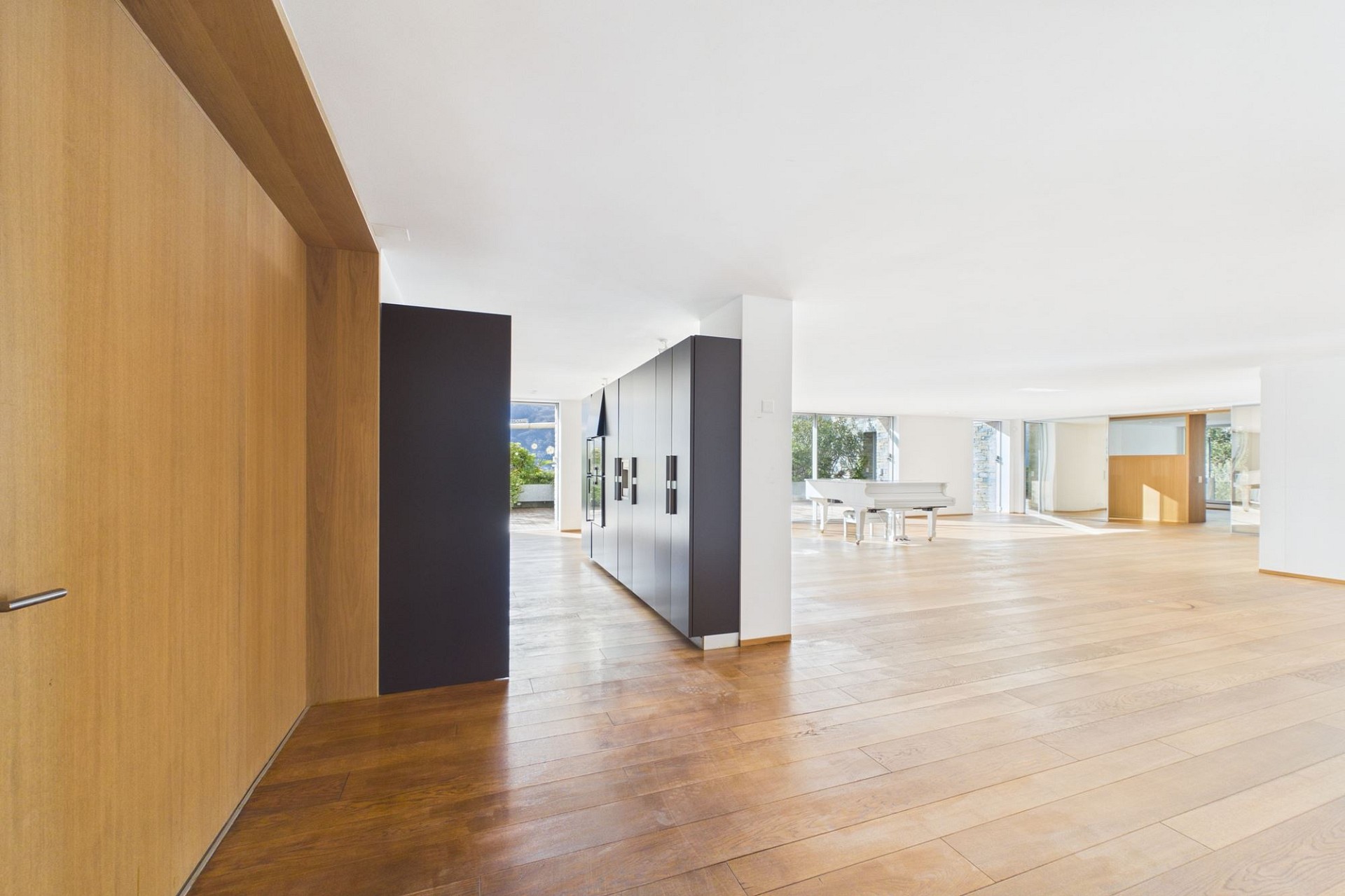 Großer, heller Wohnbereich mit Holzböden