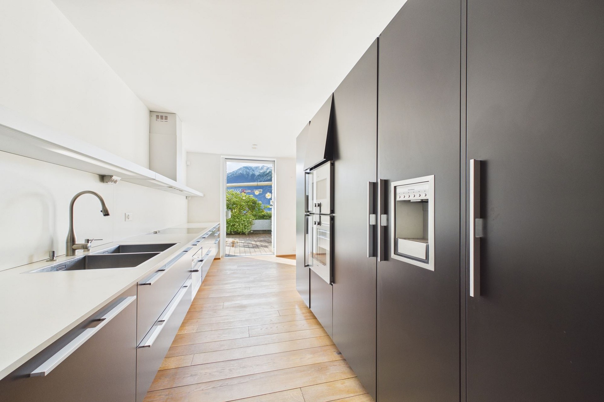 Moderne Küche mit Ausblick