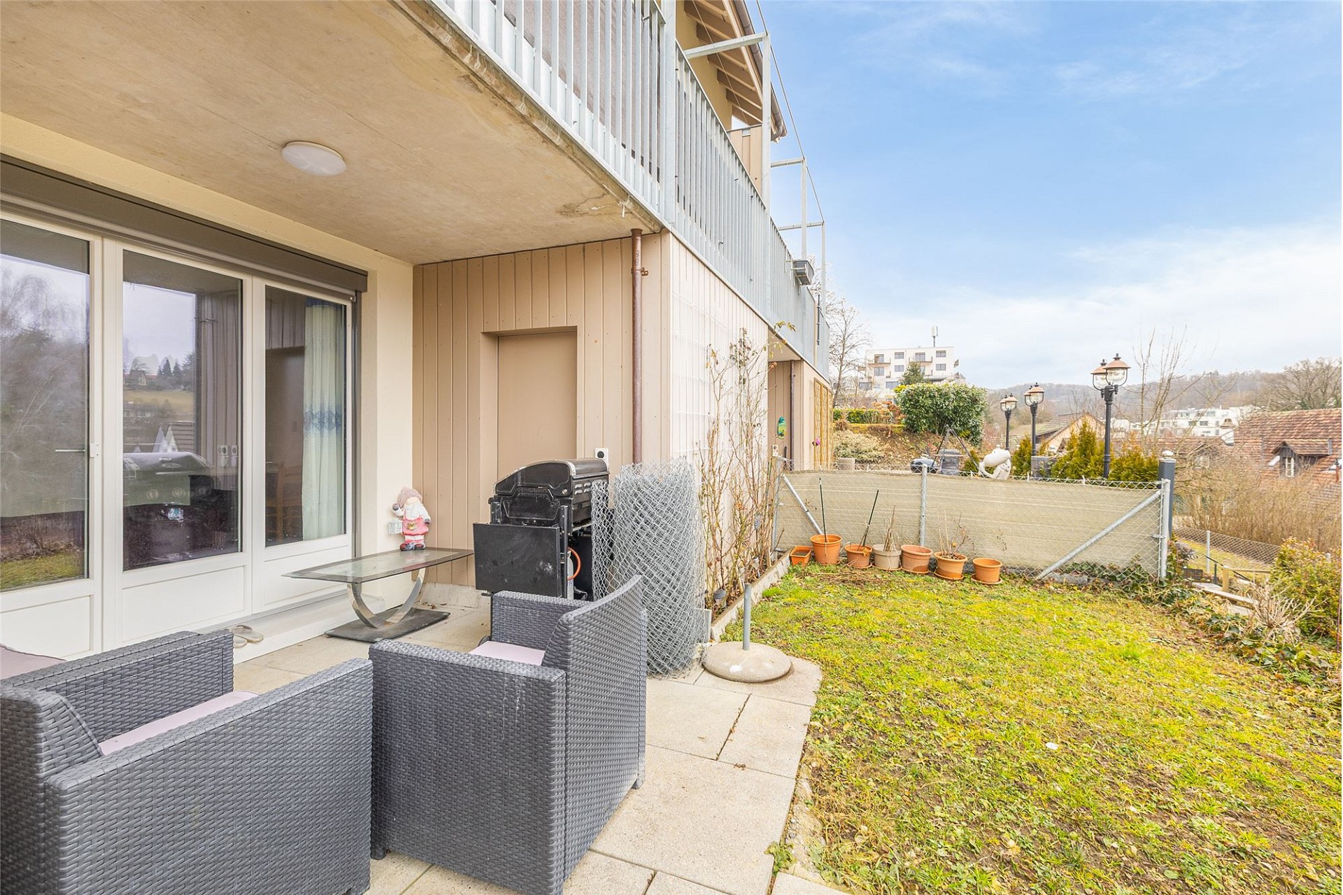 Überdachte Terrasse mit Garten und Blick ins Grüne