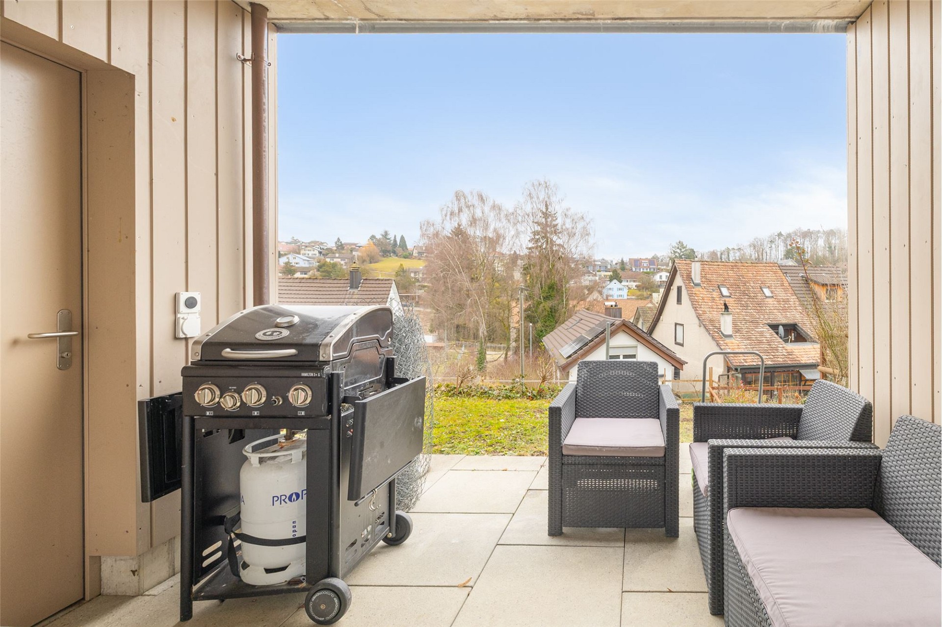 Terrasse mit Grill und Sitzgruppe