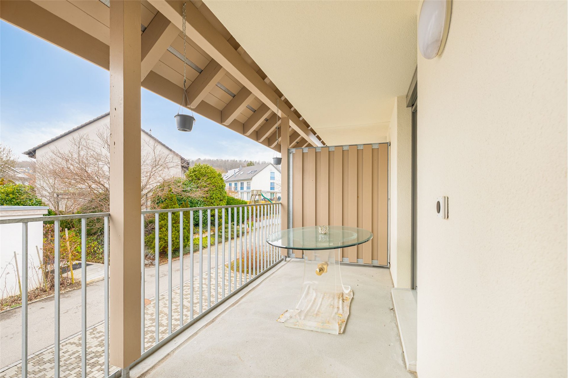 Überdachter Balkon mit Blick ins Wohnumfeld