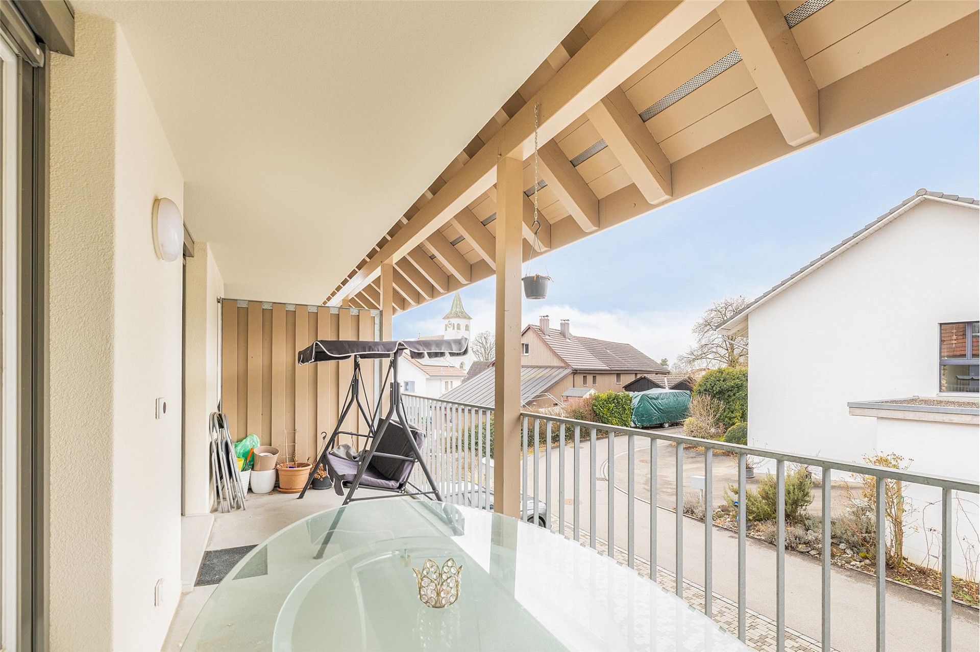 Überdachter Balkon mit Nachbarschaftsblick