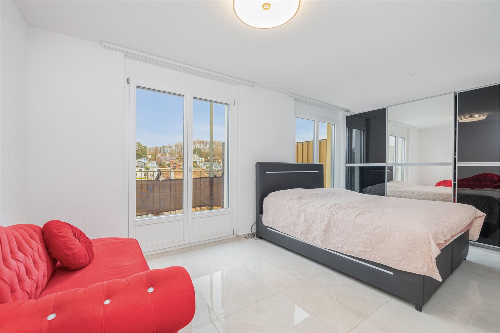 Modernes Schlafzimmer mit Balkonblick