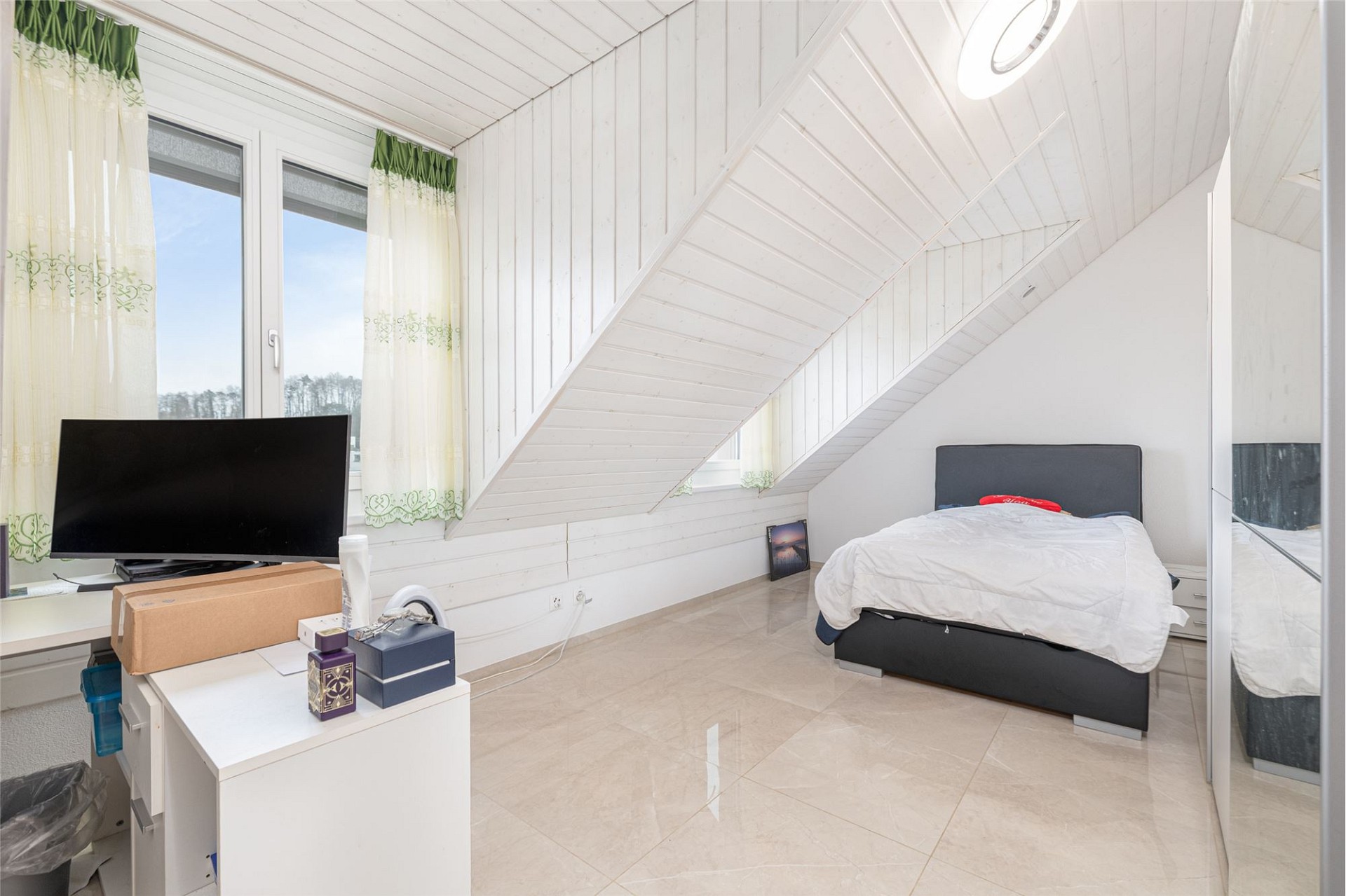 Helles Dachgeschoss-Schlafzimmer