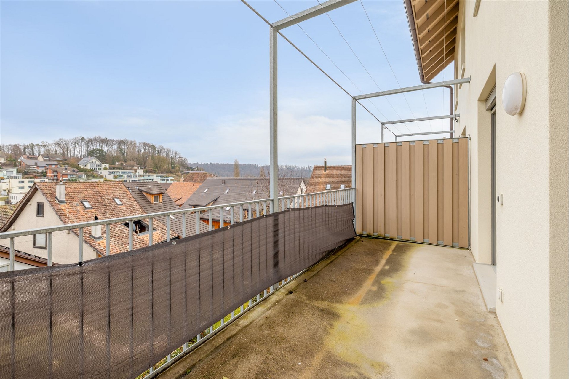 Balkon mit Ausblick über Wohngebiet