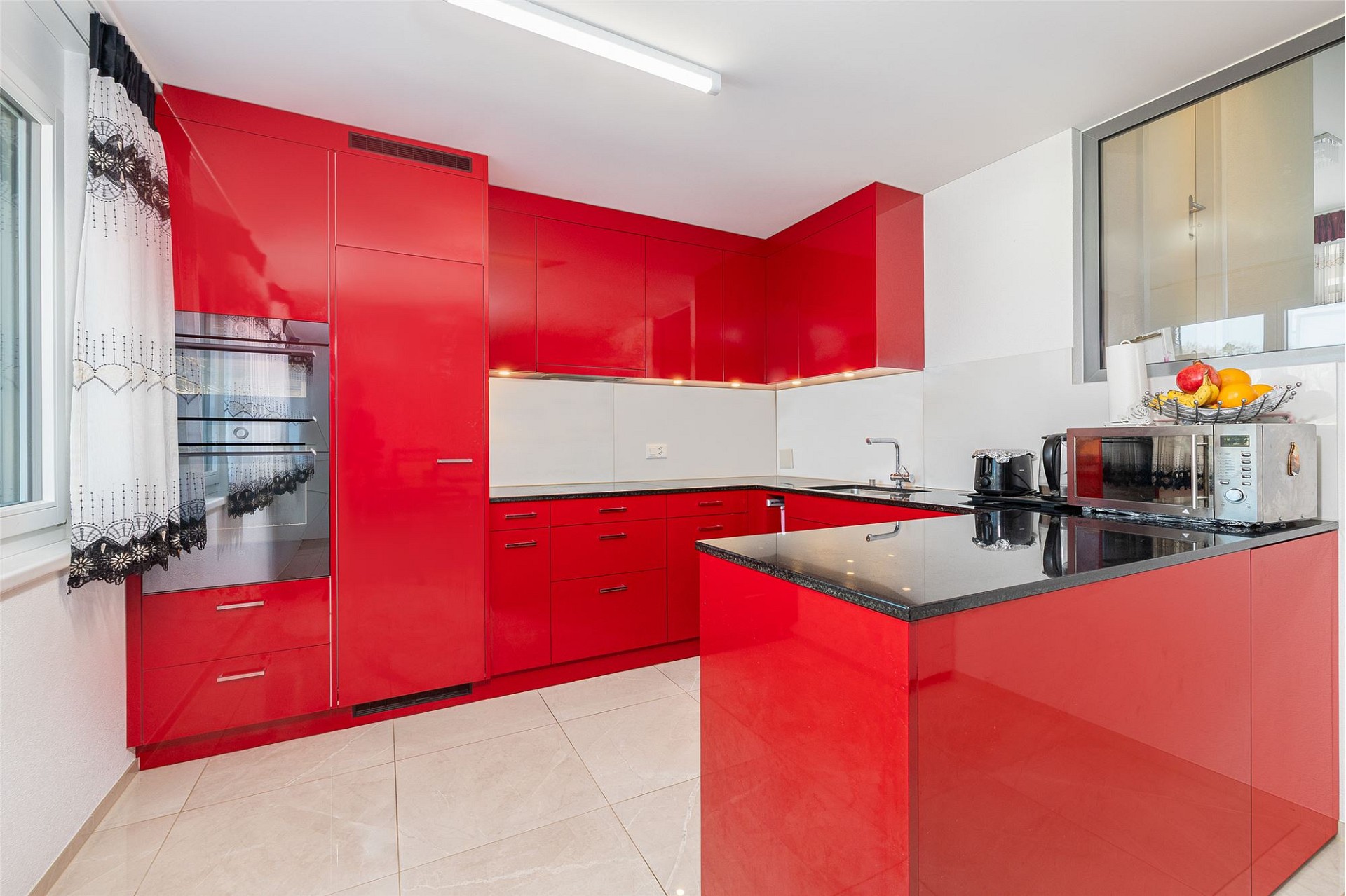 Moderne rote Einbauküche