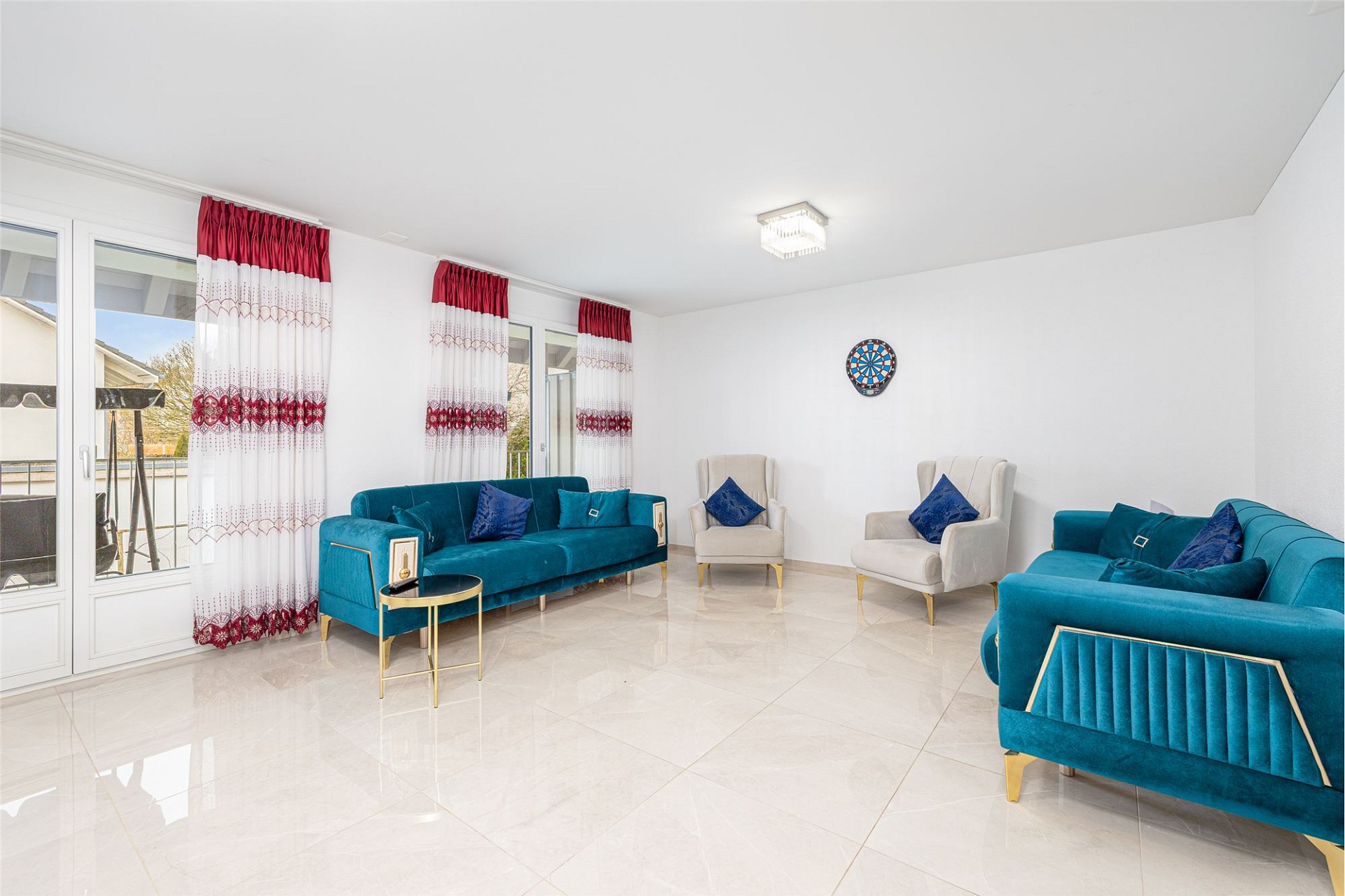 Helles Wohnzimmer mit türkisfarbenen Sofas