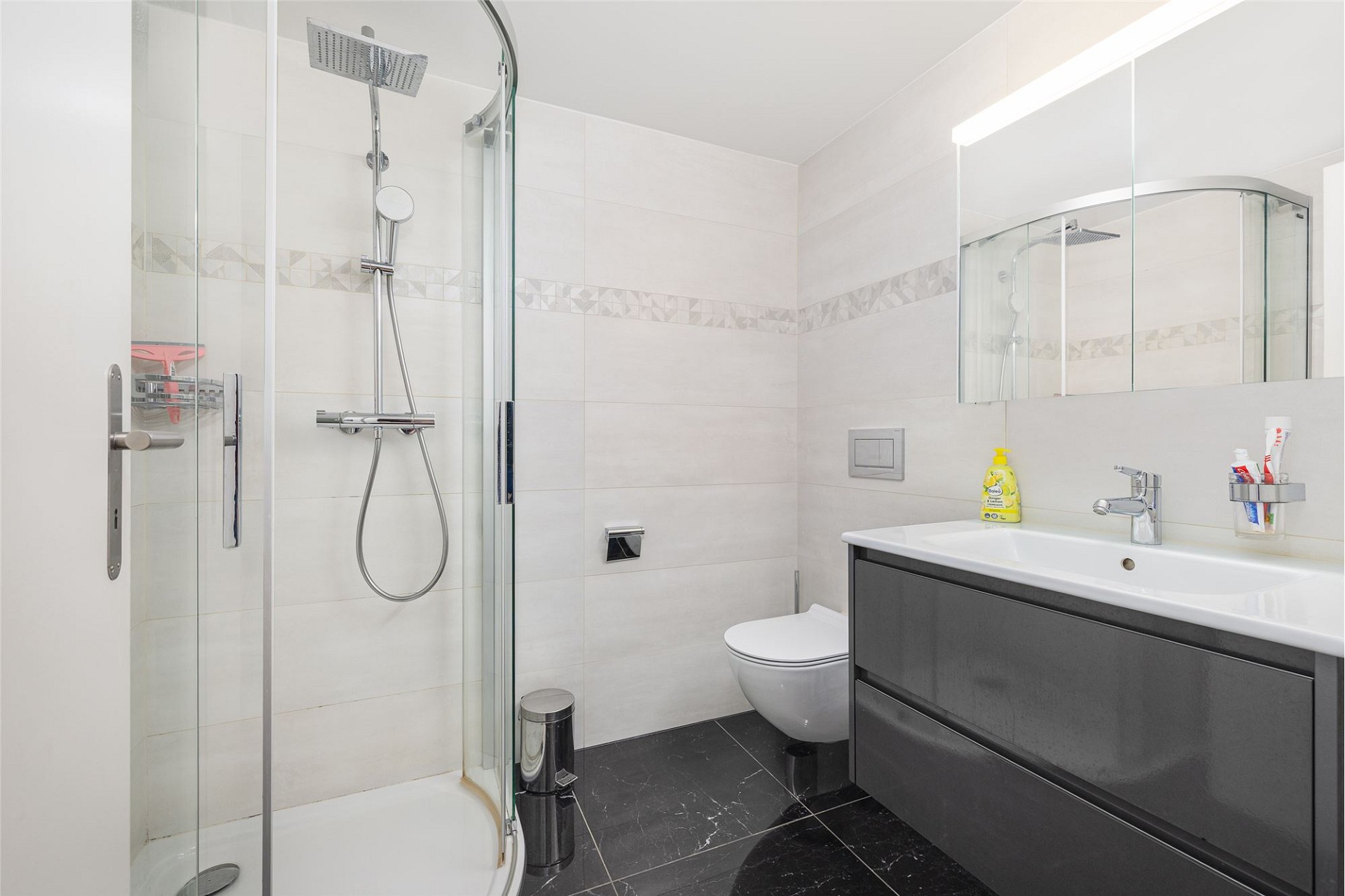 Modernes Badezimmer mit Dusche und Waschtisch