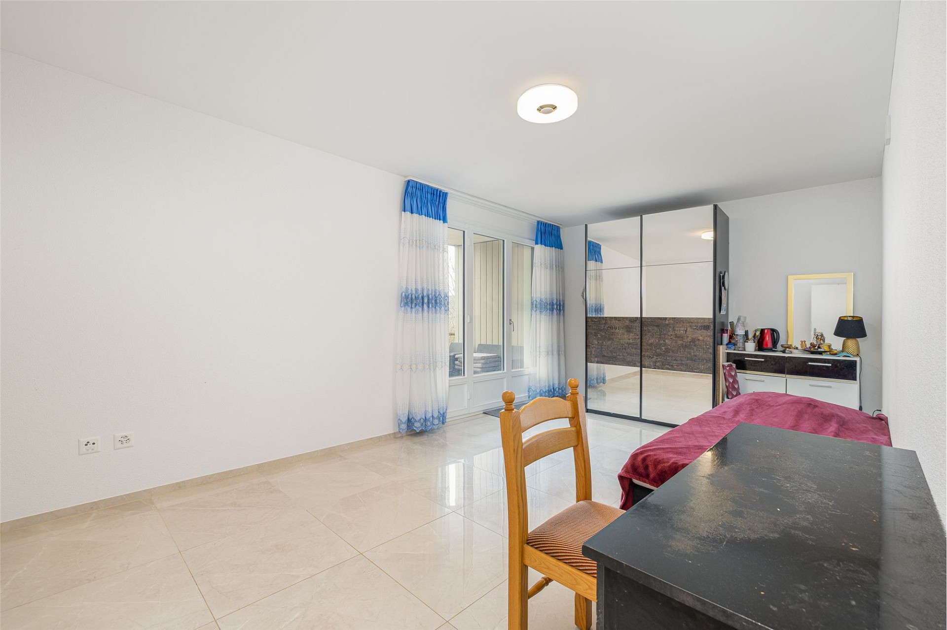 Helles Schlafzimmer mit Balkonzugang
