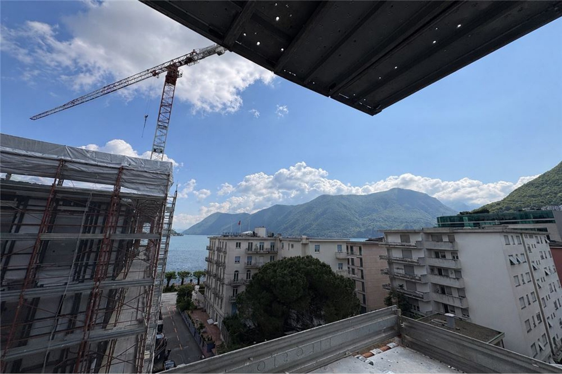 Balkon-/Terrassenblick auf Meer, Berge und Baustelle