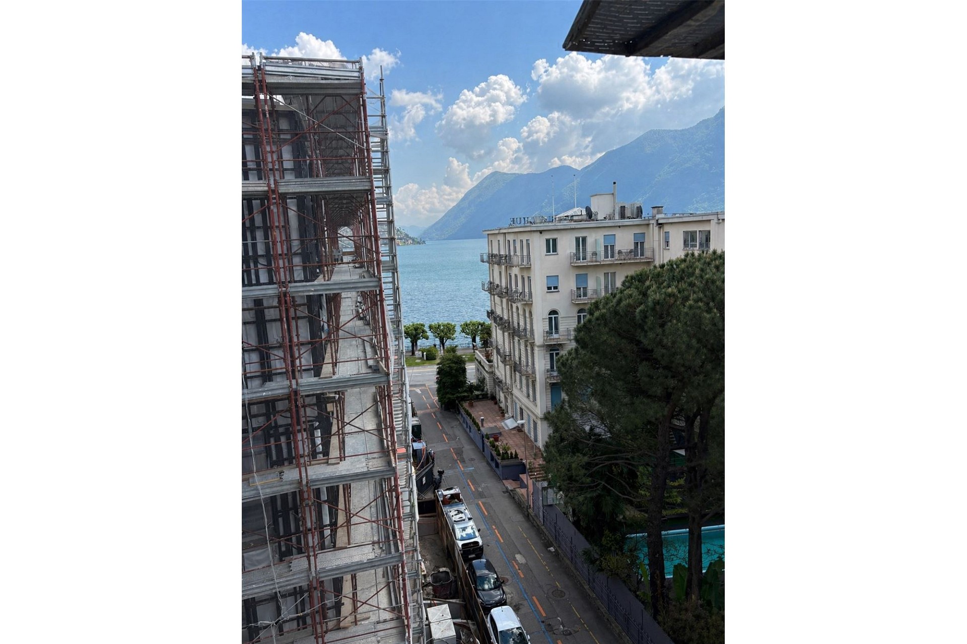 See- und Bergblick mit Nachbargebäuden und Baustellengerüst