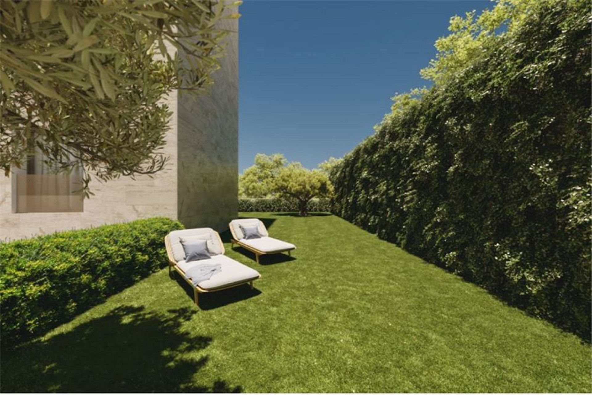 Mediterrane Gartenansicht mit Liegen