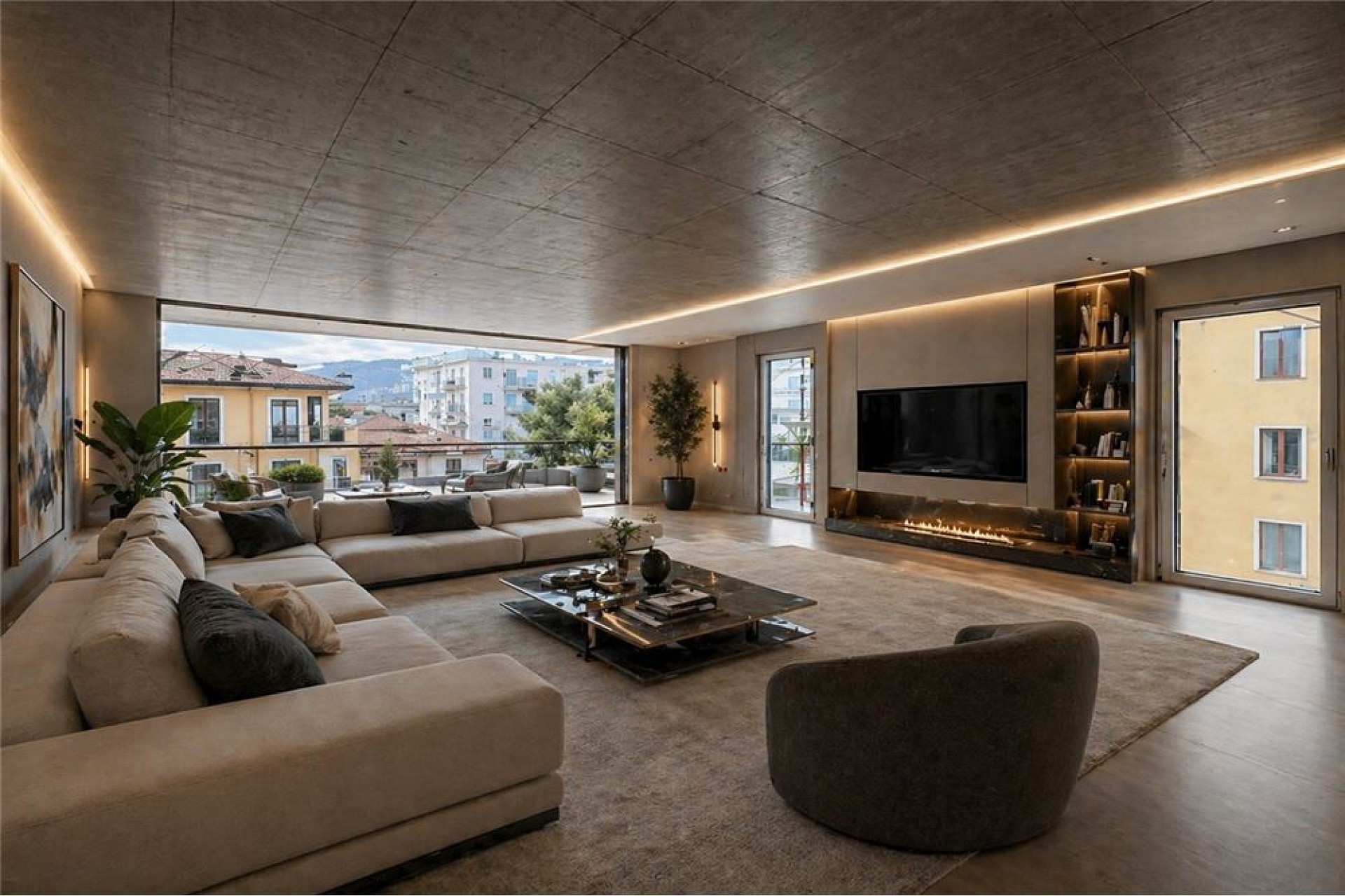 Luxuriöses Wohnzimmer mit Panoramafenstern und Kamin