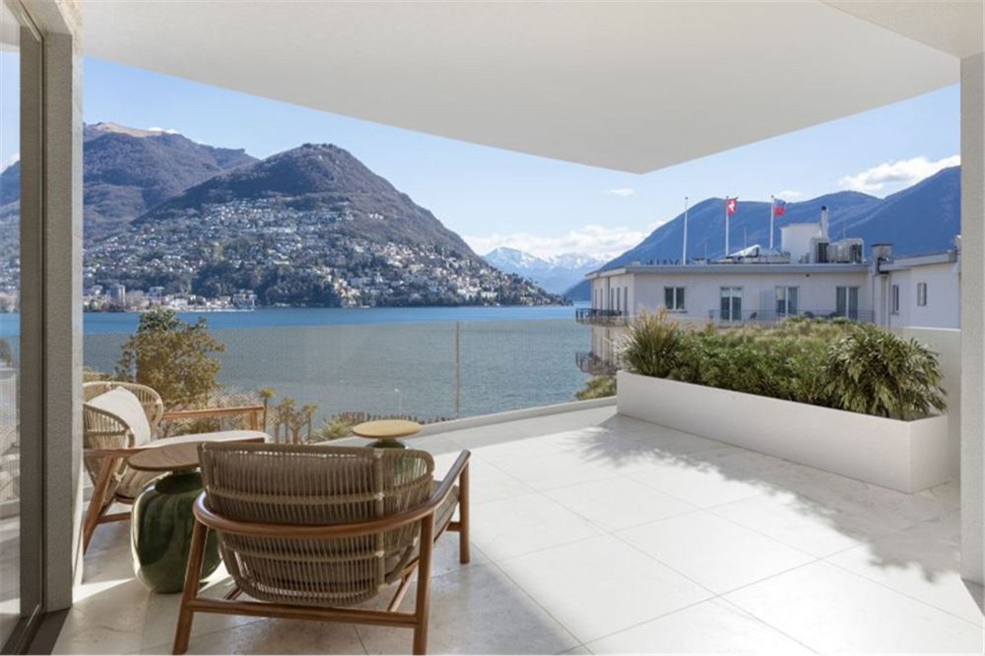 Seeblick von einer Terrasse