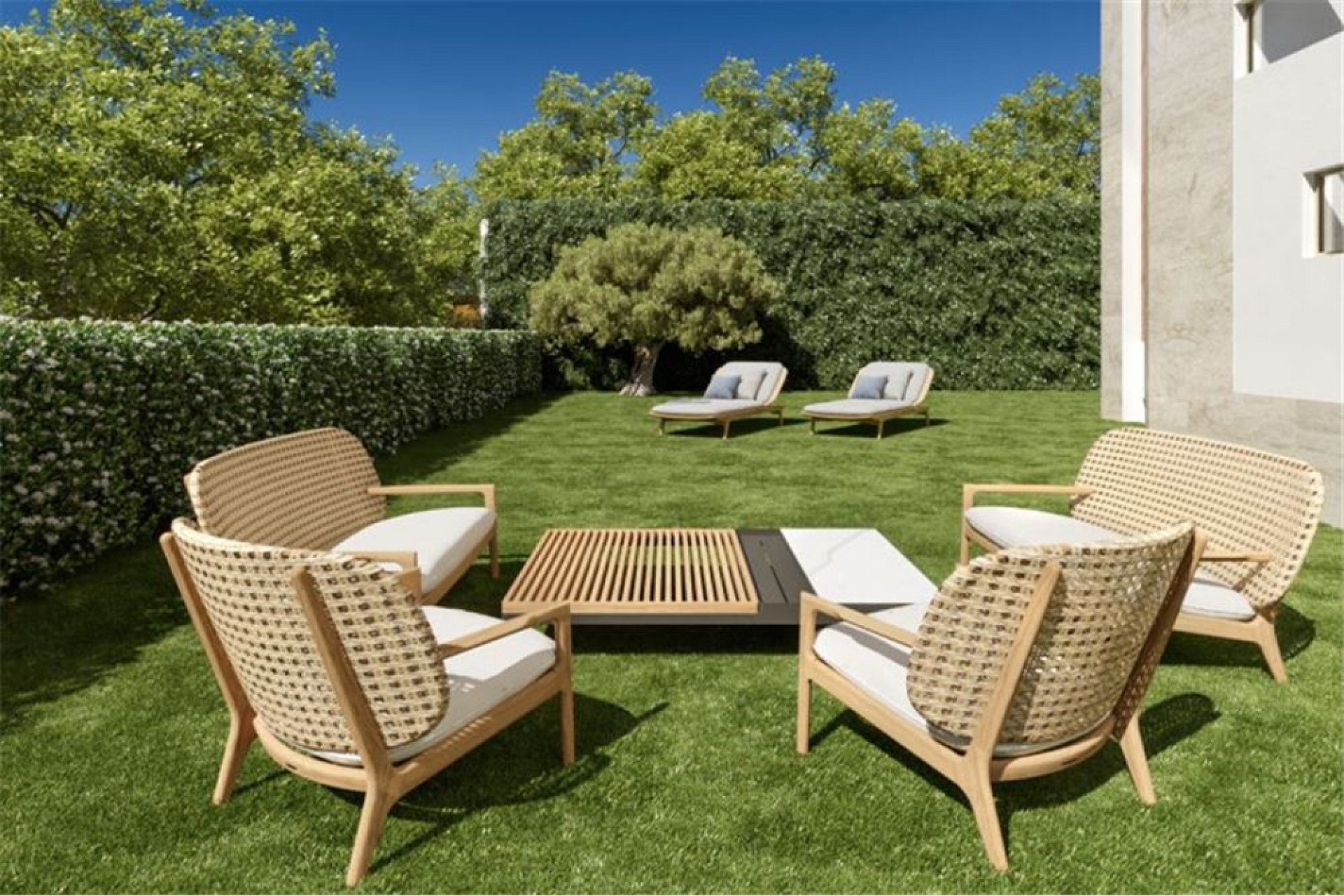 Großer Garten mit Sitzgruppe