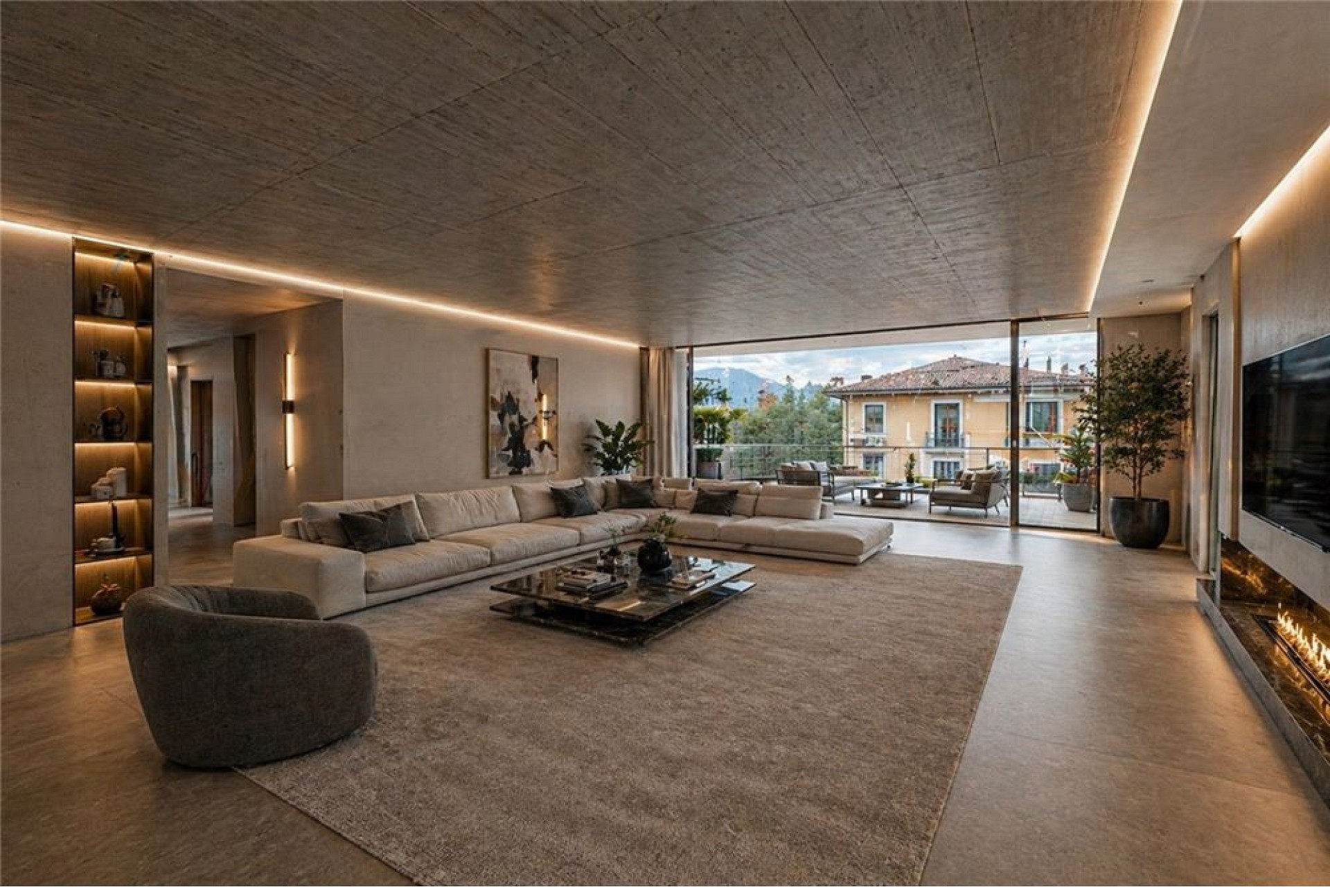 Großzügiges Luxus-Wohnzimmer mit Panoramablick