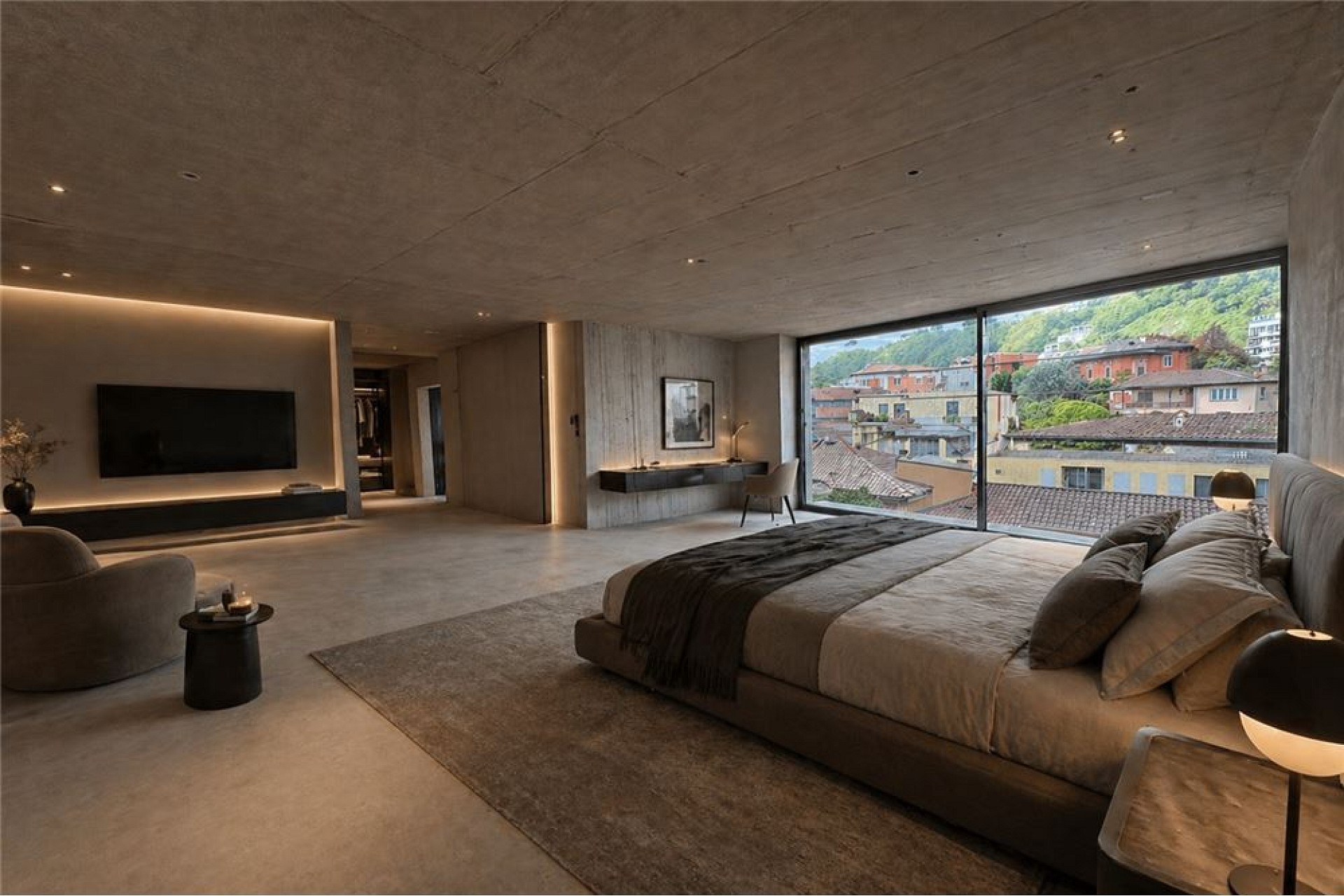 Modernes Schlafzimmer mit Panoramafenster und Stadtblick