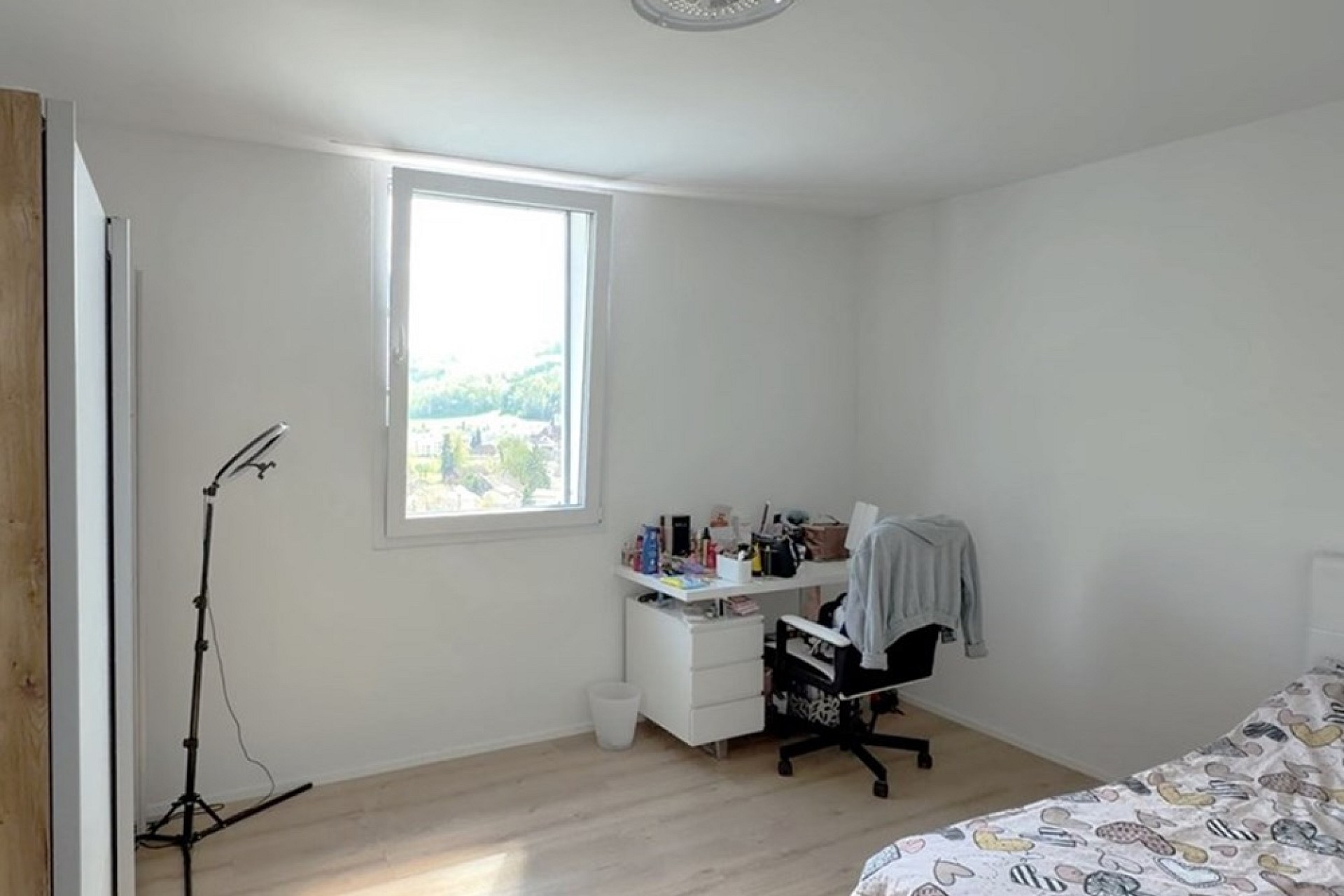 Helles Schlafzimmer mit Arbeitsplatz