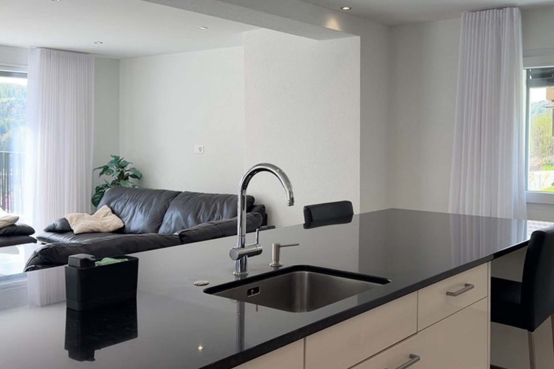 Offene Wohnküche mit Blick ins Wohnzimmer