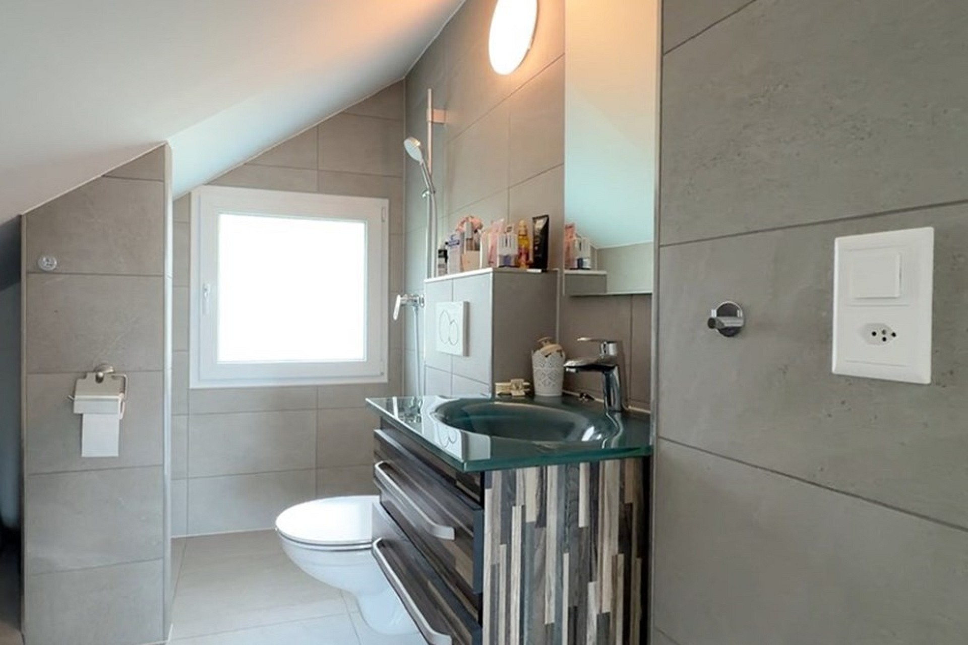 Modernes Badezimmer unter der Dachschräge