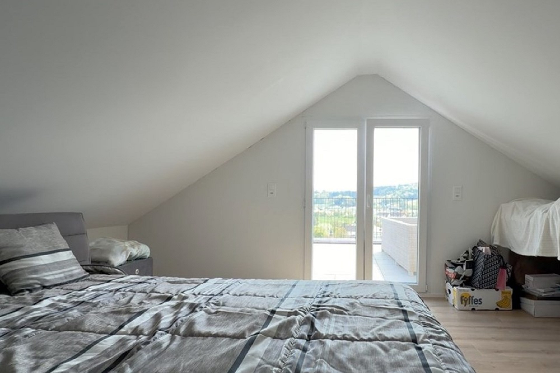 Dachgeschoss-Schlafzimmer mit Balkonzugang