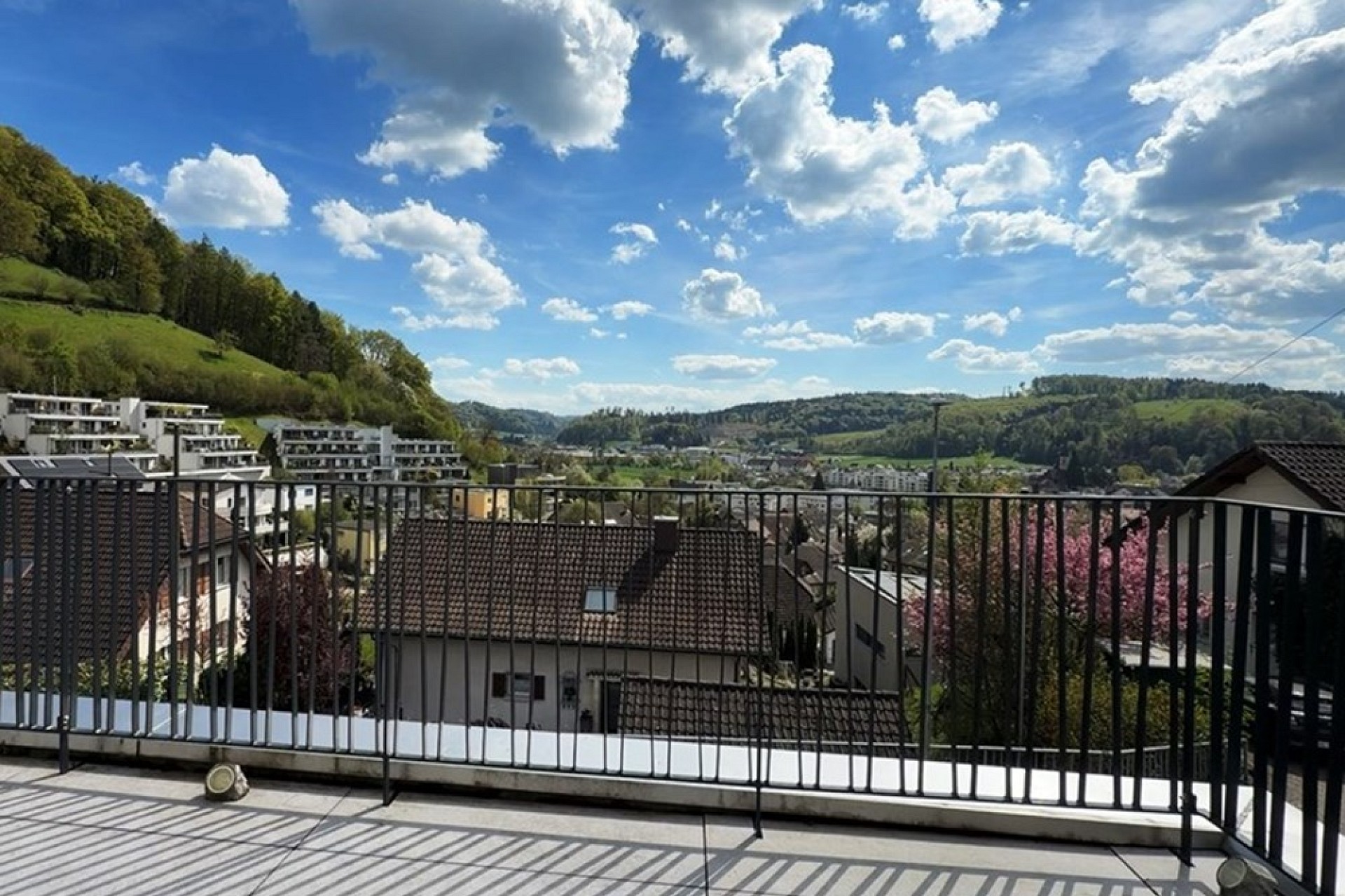 Balkon mit Ausblick auf grüne Hügellandschaft