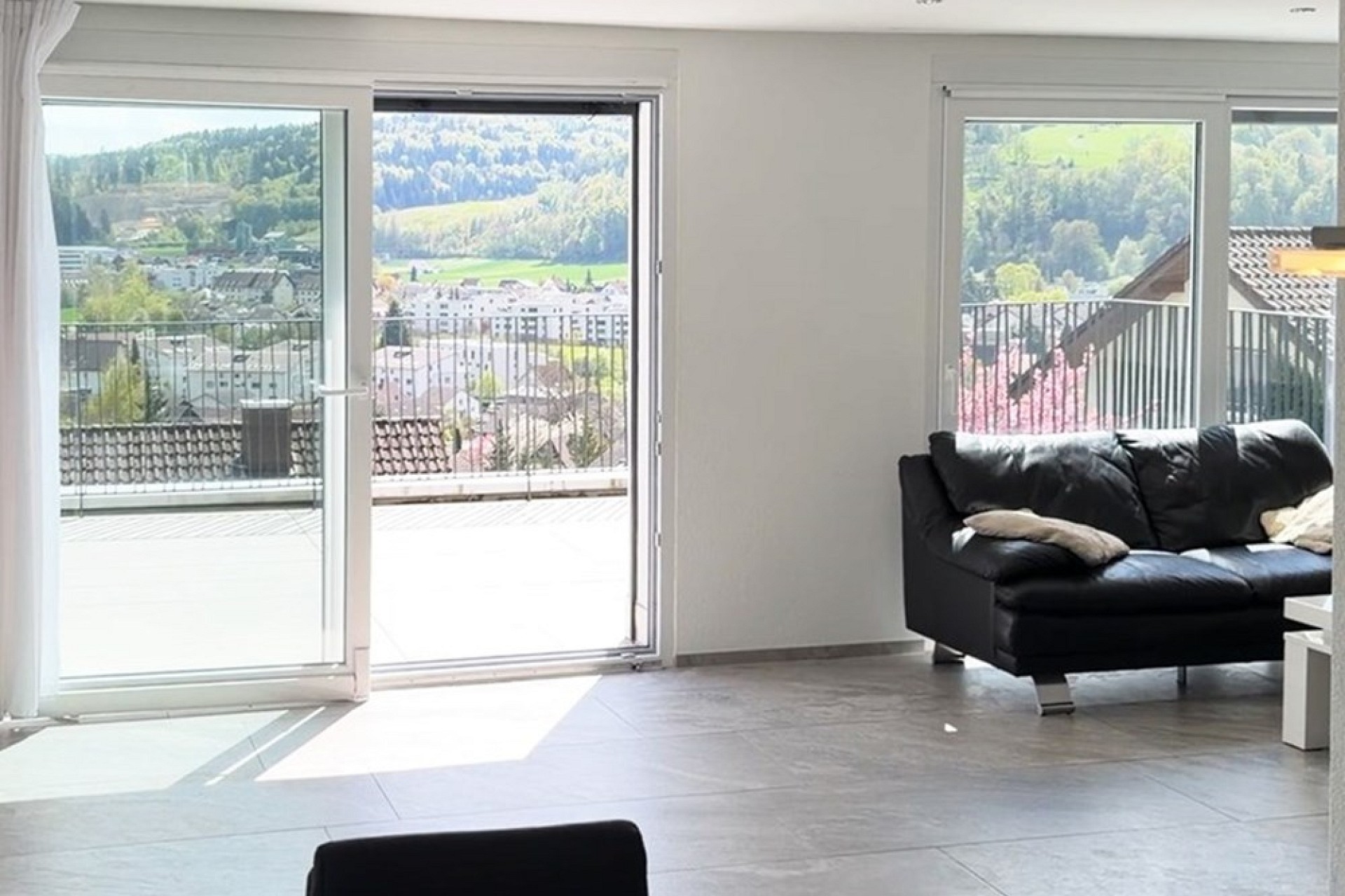 Helles Wohnzimmer mit großem Balkonblick