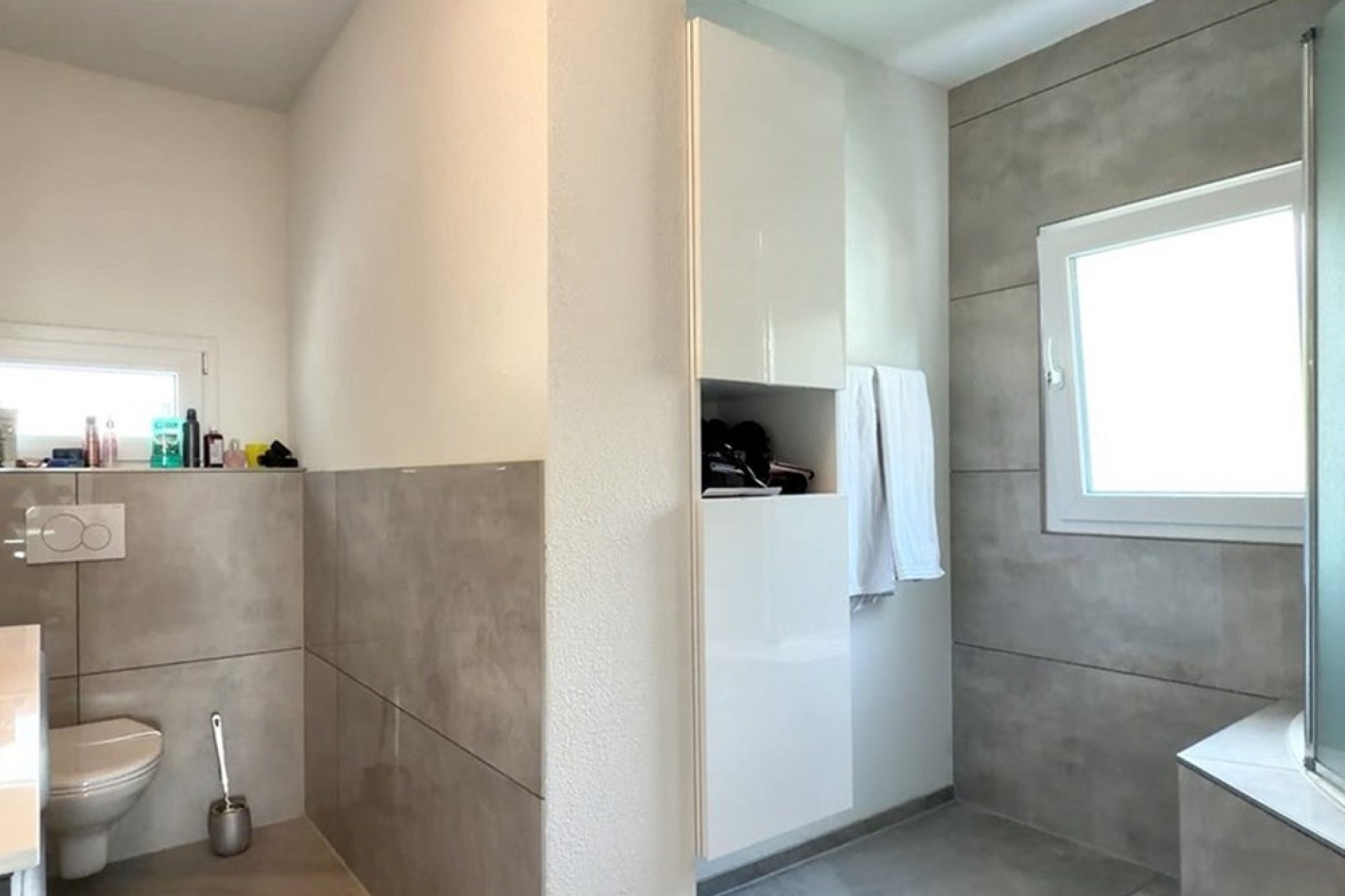 Modernes Badezimmer mit separatem WC-Bereich
