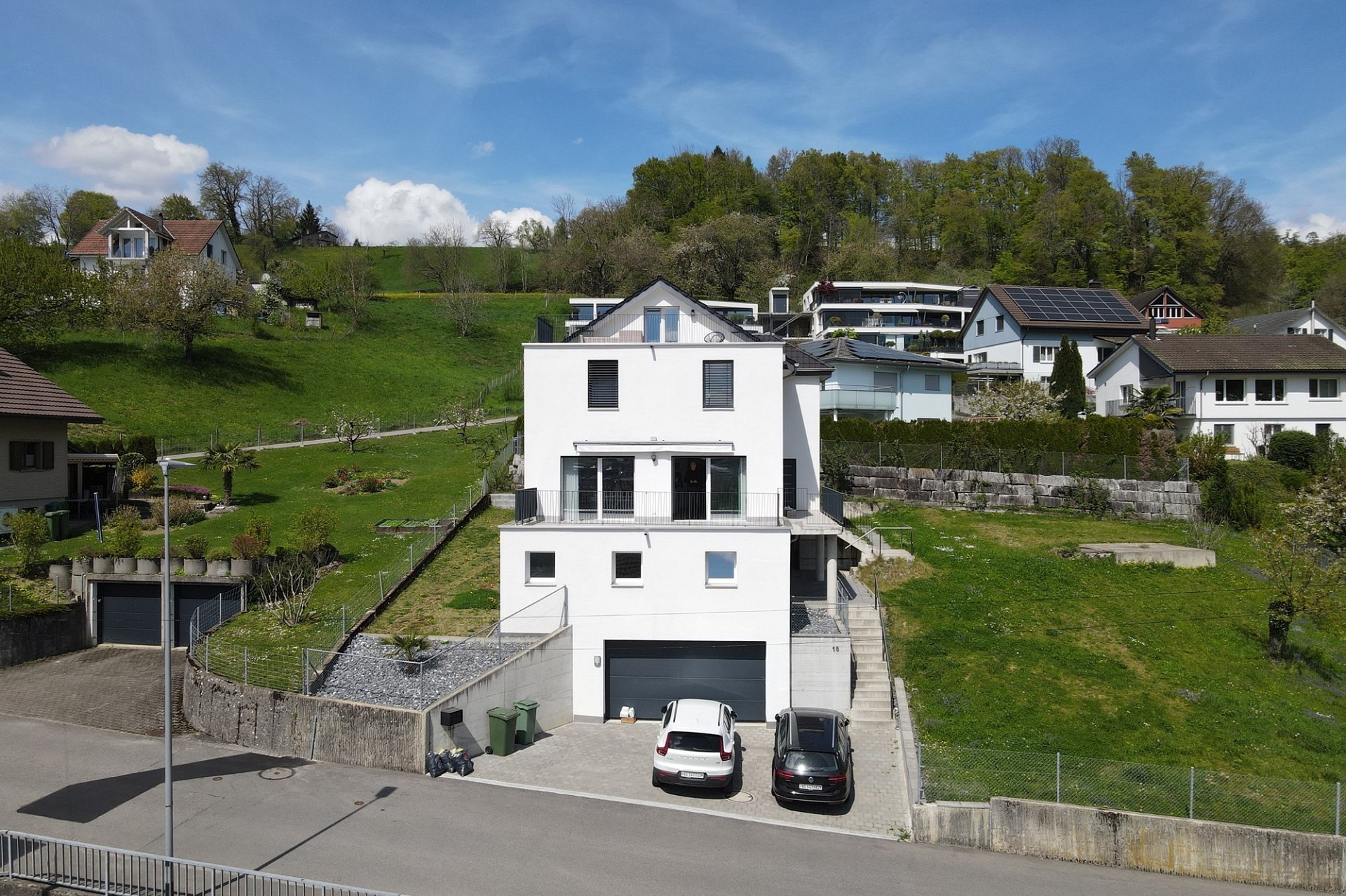 Moderne weiße Villa in Hanglage