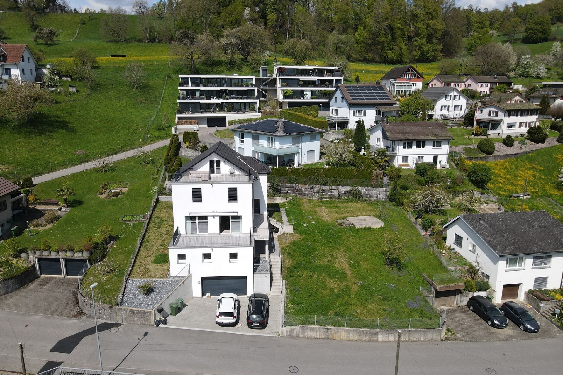 Hügelige Wohnsiedlung mit modernen Einfamilienhäusern